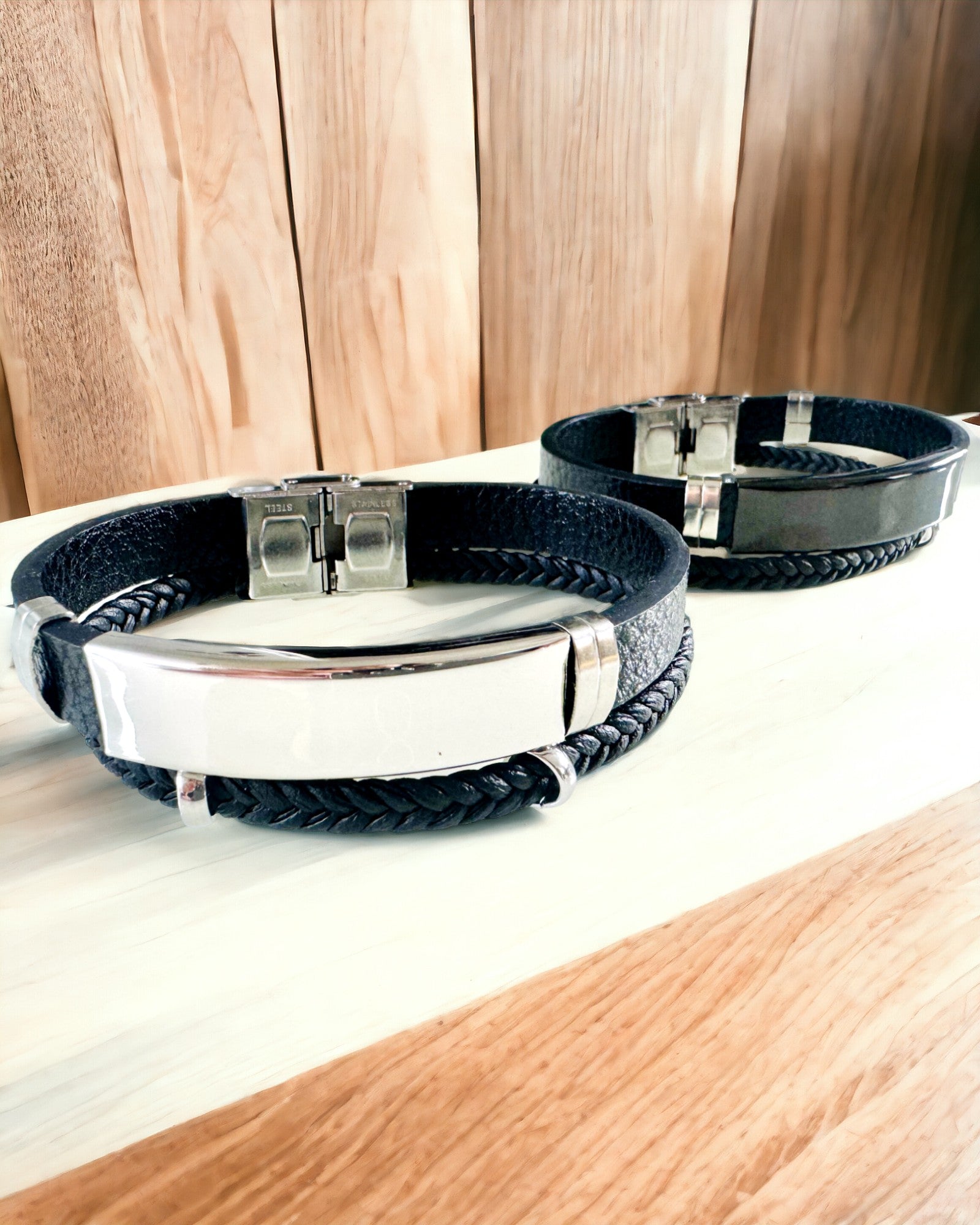 Férfi Karkötő PU Bőrből és Rozsdamentes Acélból Gravírozási Lehetőséggel – Két Színváltozatban Elérhető