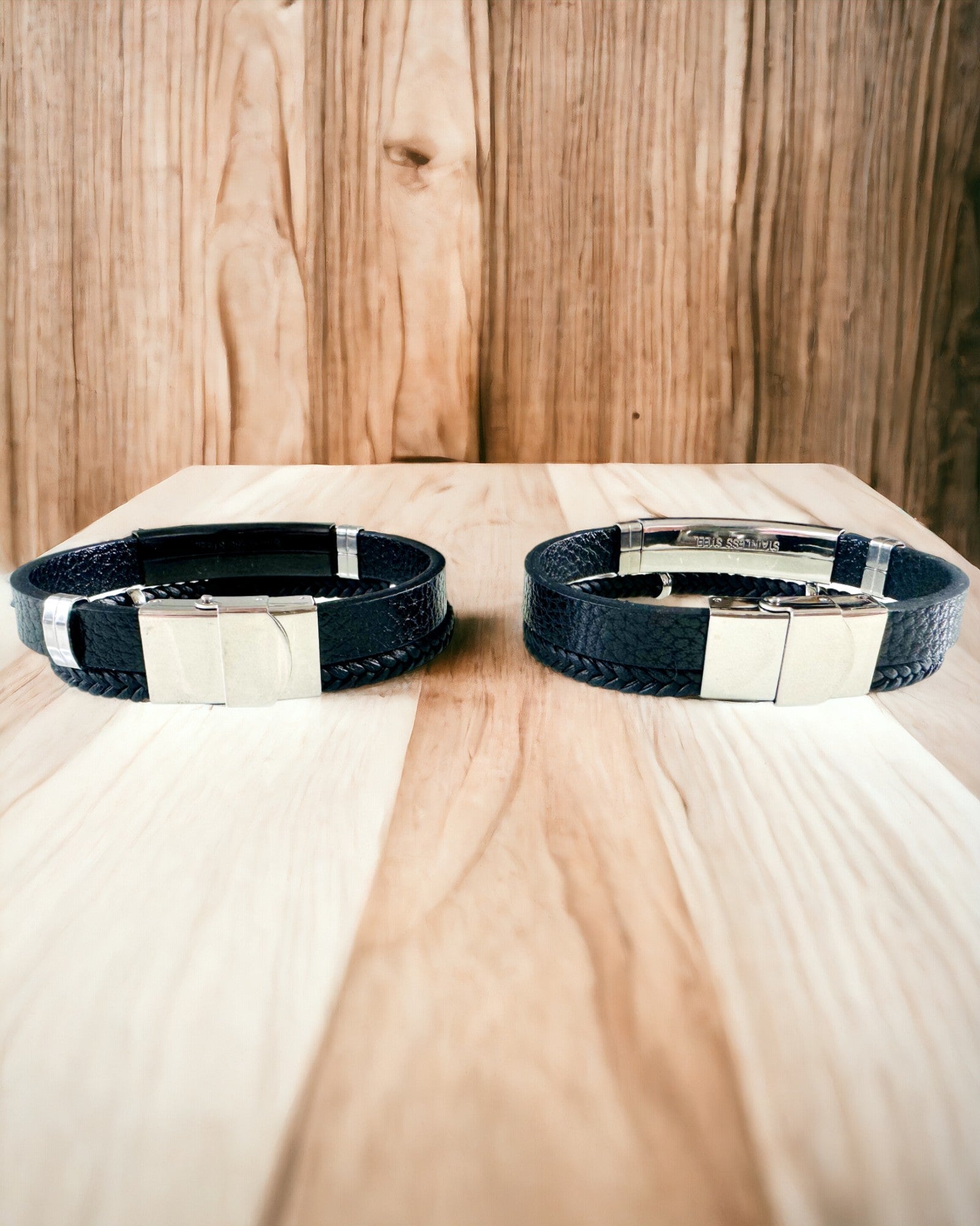 Férfi Karkötő PU Bőrből és Rozsdamentes Acélból Gravírozási Lehetőséggel – Két Színváltozatban Elérhető