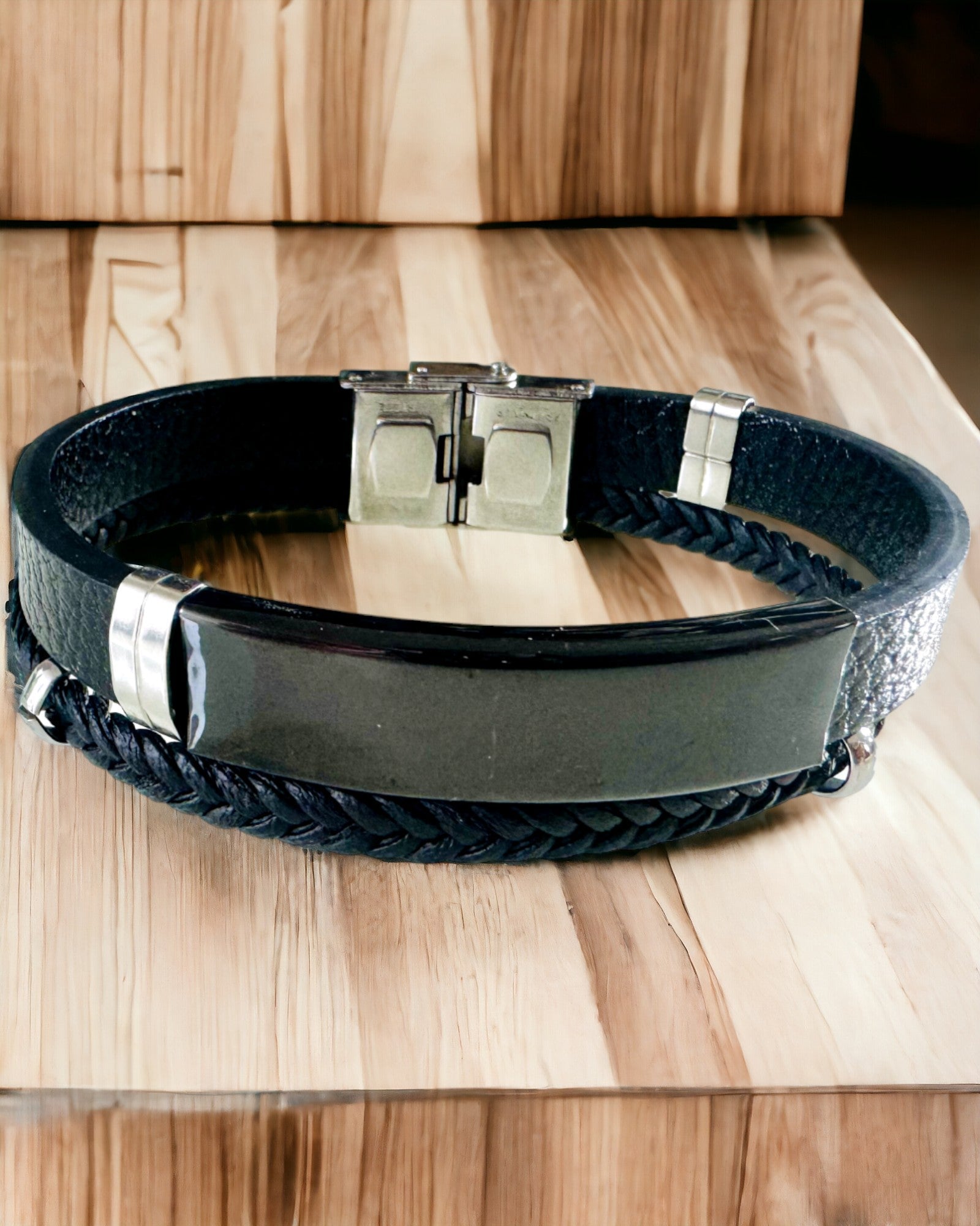 Férfi Karkötő PU Bőrből és Rozsdamentes Acélból Gravírozási Lehetőséggel – Két Színváltozatban Elérhető