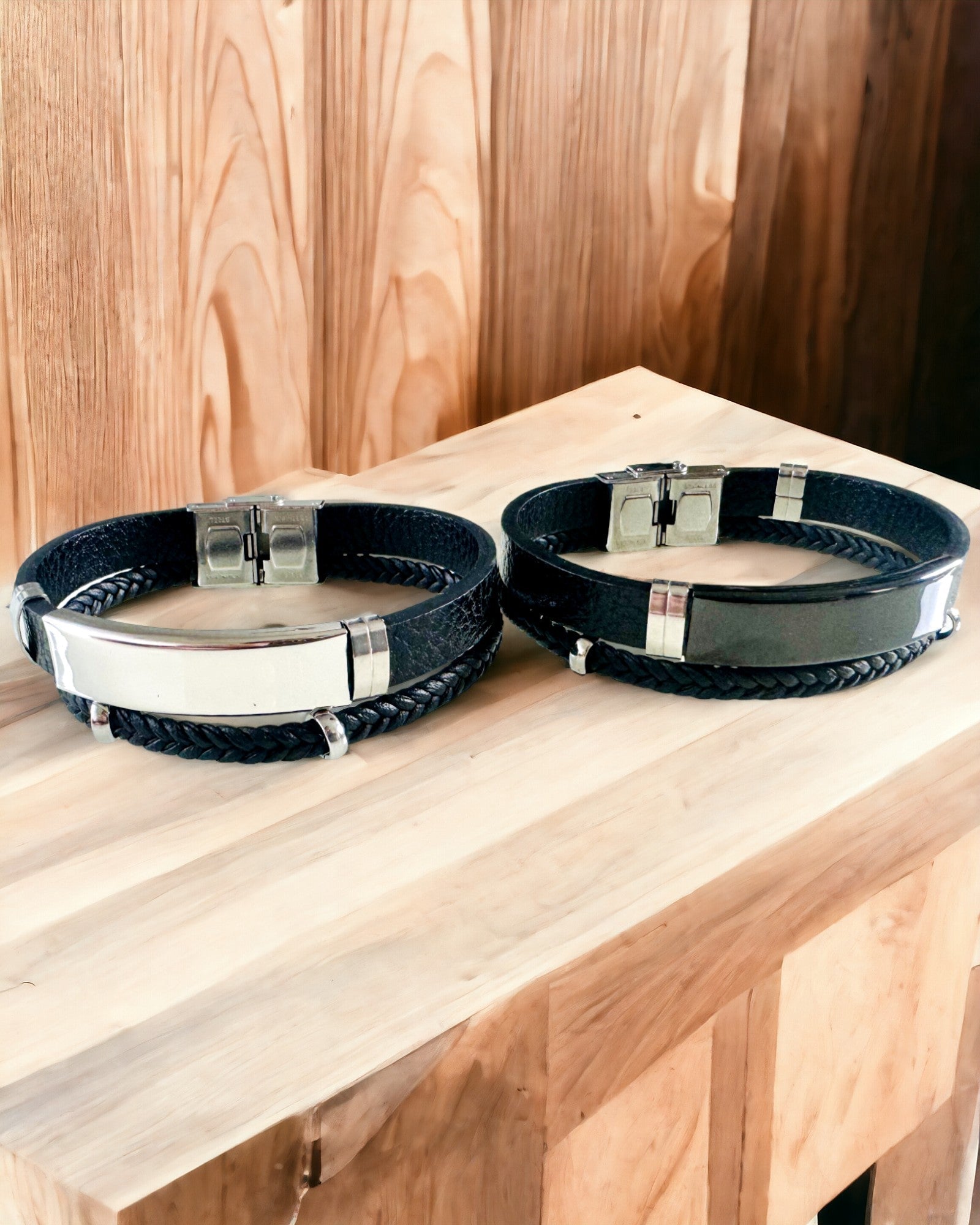 Férfi Karkötő PU Bőrből és Rozsdamentes Acélból Gravírozási Lehetőséggel – Két Színváltozatban Elérhető