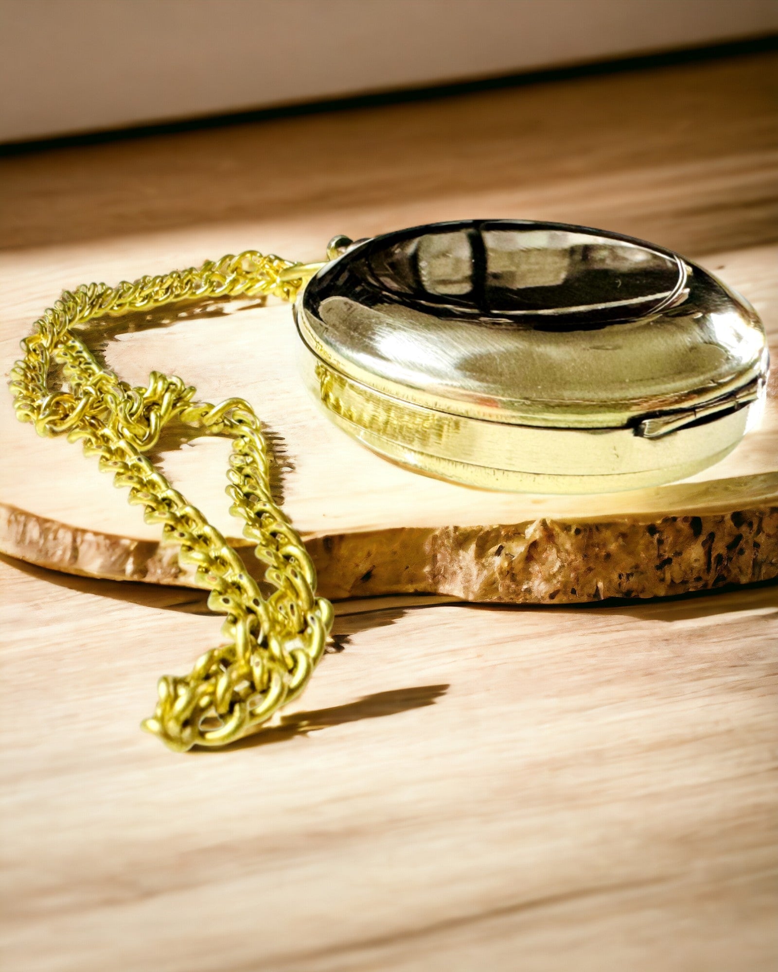 Złotego koloru Kompas Przygoda – Elegancki Nawigator Odkryć