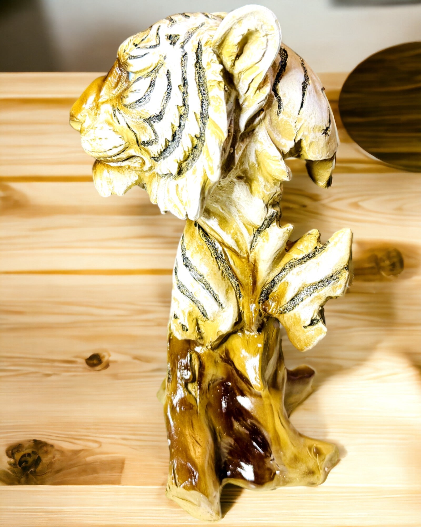 "Dzsungel Királya Tigris" szobor gravírozási lehetőséggel, 29 cm magas figura, ajándék dekoráció