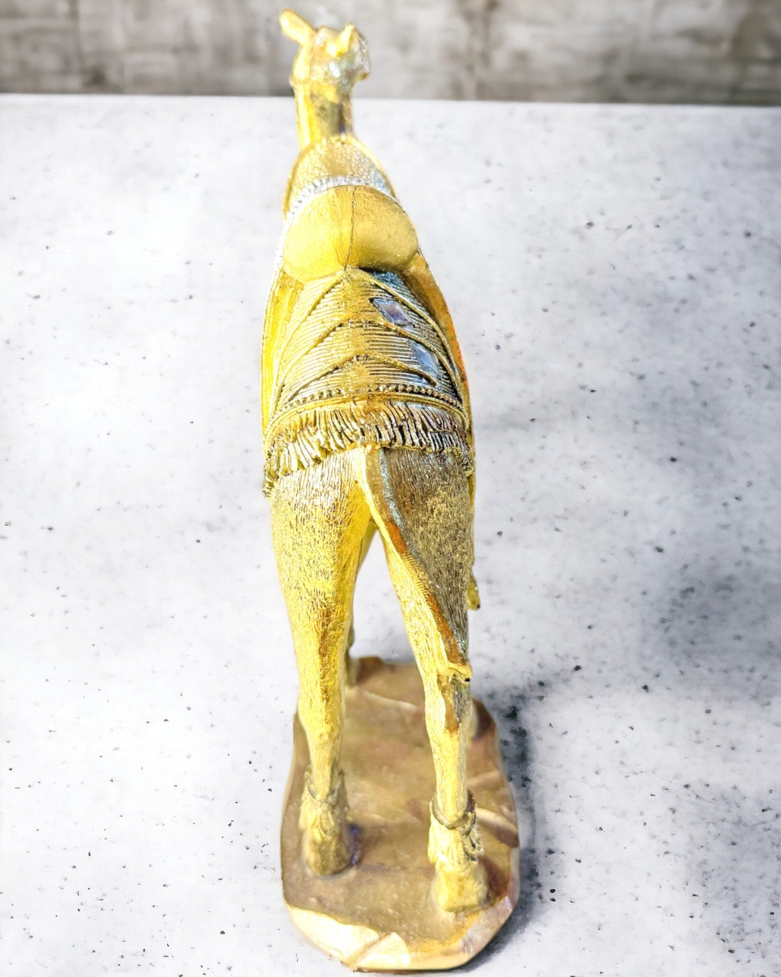 Dekoratív Sivatagi Vándor Szobor Gyantából Készült Teve Gravírozási Lehetőséggel