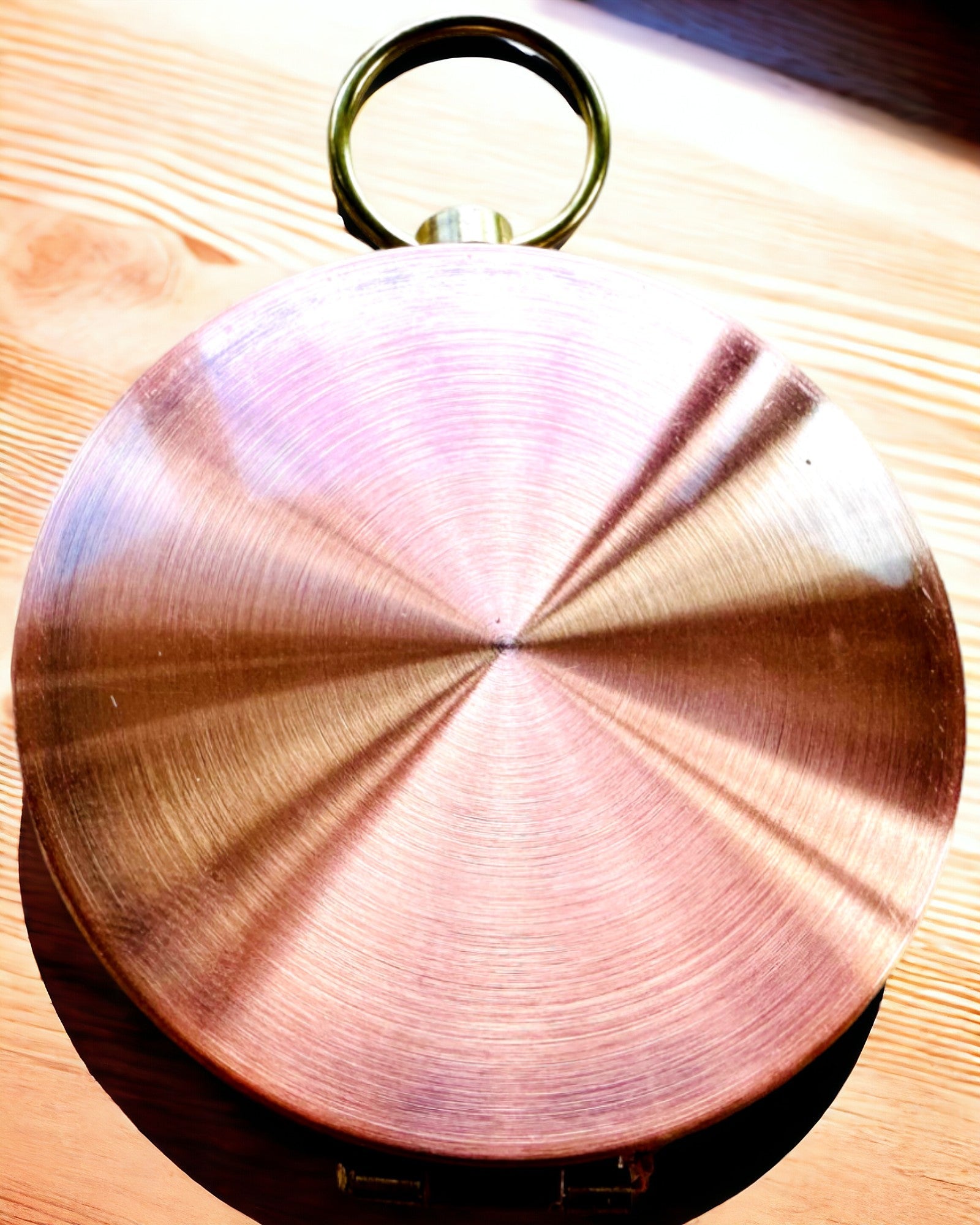 Rózsaarany iránytű - retro stílusú navigációs eszköz – hordozható és precíz iránymeghatározó eszköz utazók és felfedezők számára. Gravírozás, személyre szabás.