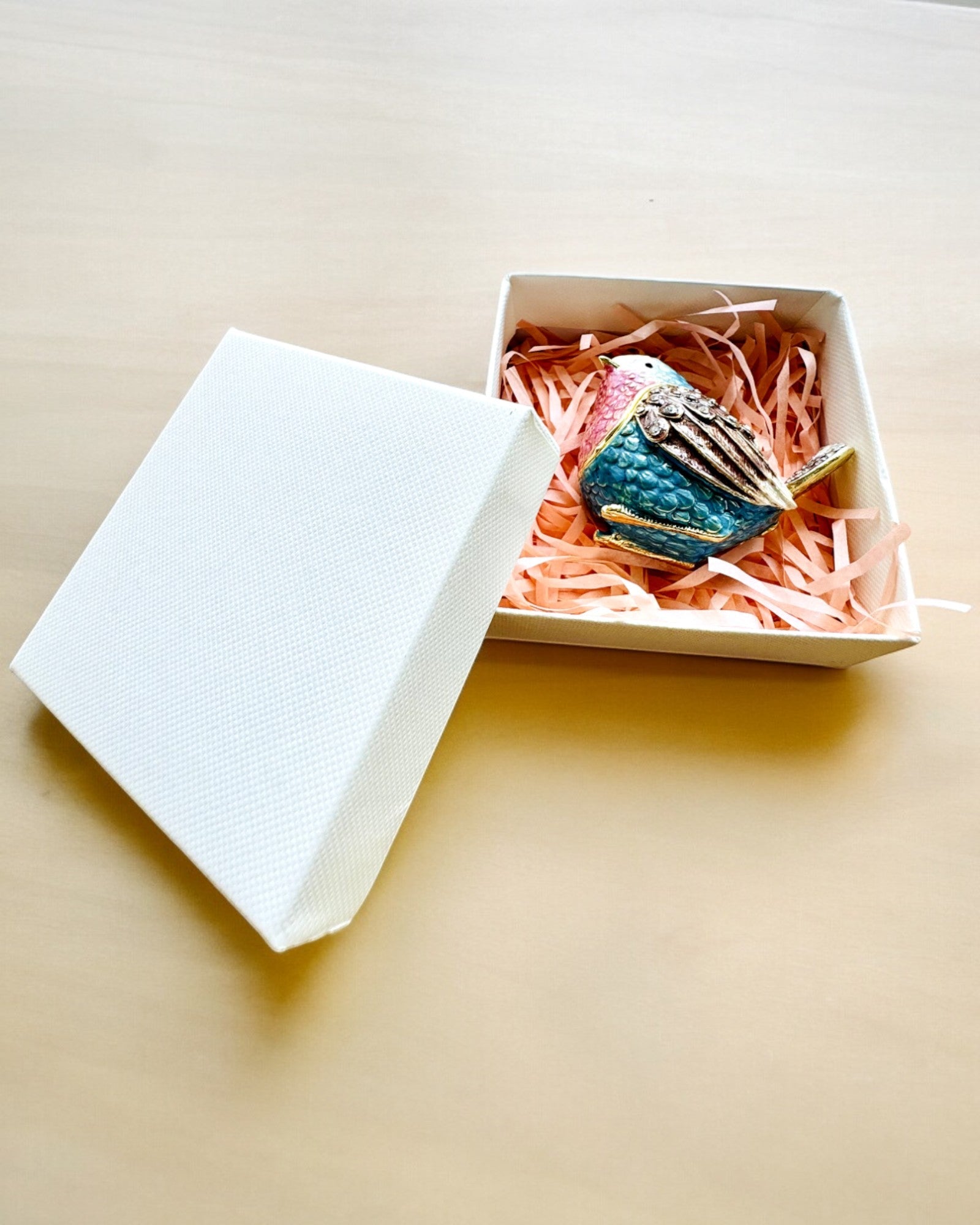 Gravírozott Színes Veréb Madárka - Elbűvölő Kincsesláda