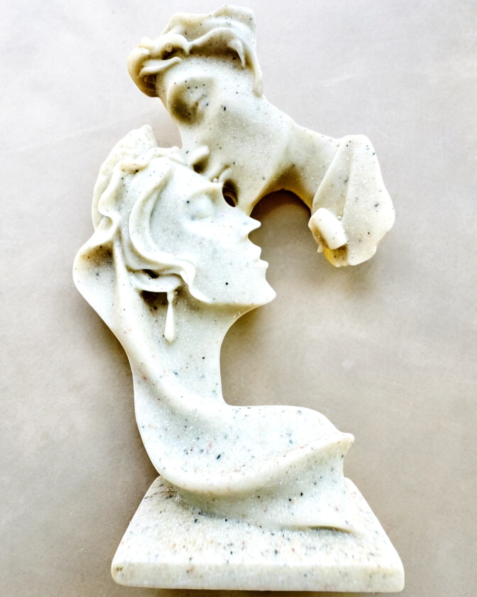 "Elegancia a Kőben" figura fehér színben - 13,5 cm magas, Dekoratív Gravírozási Lehetőséggel