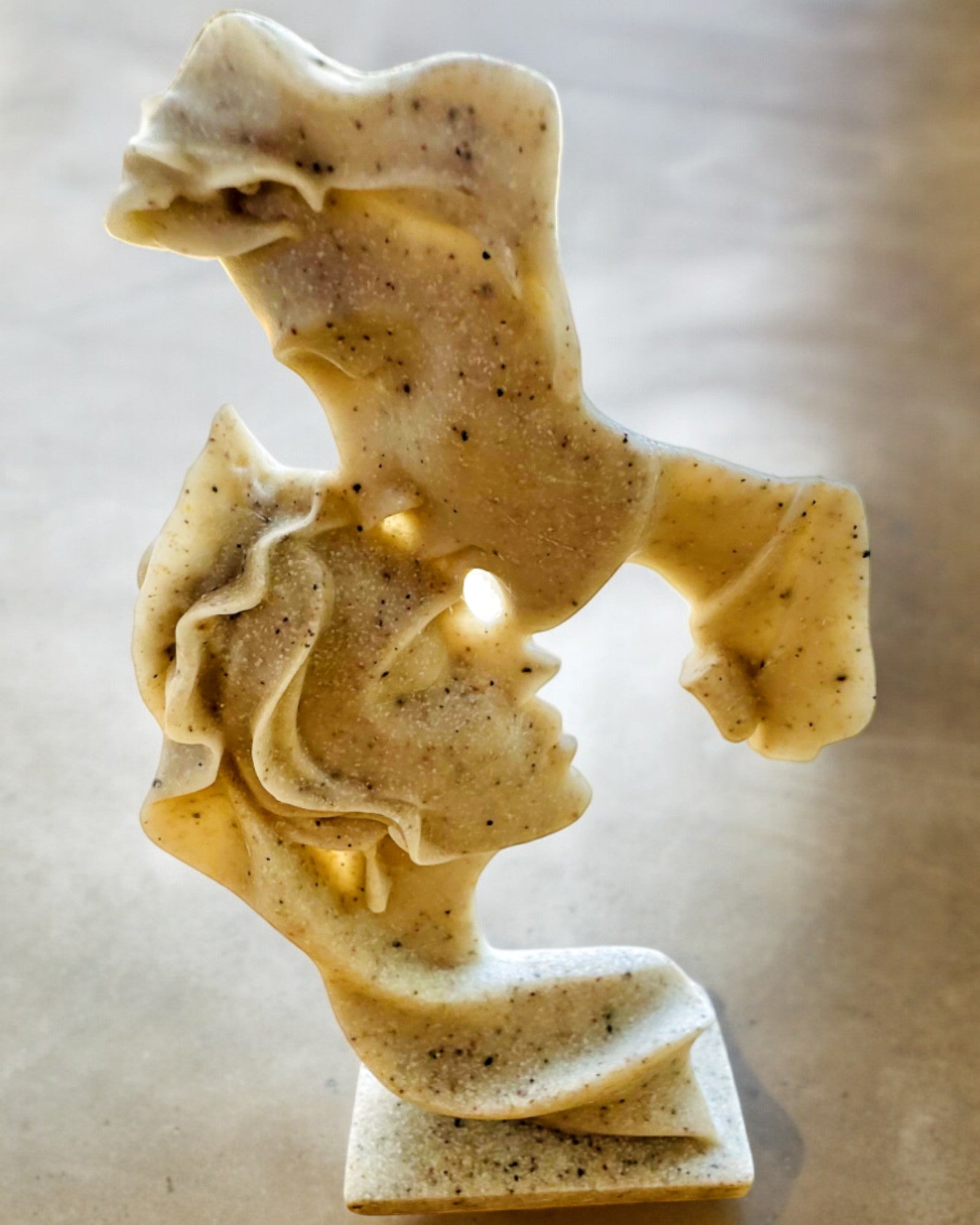 "Elegancia a Kőben" figura fehér színben - 13,5 cm magas, Dekoratív Gravírozási Lehetőséggel