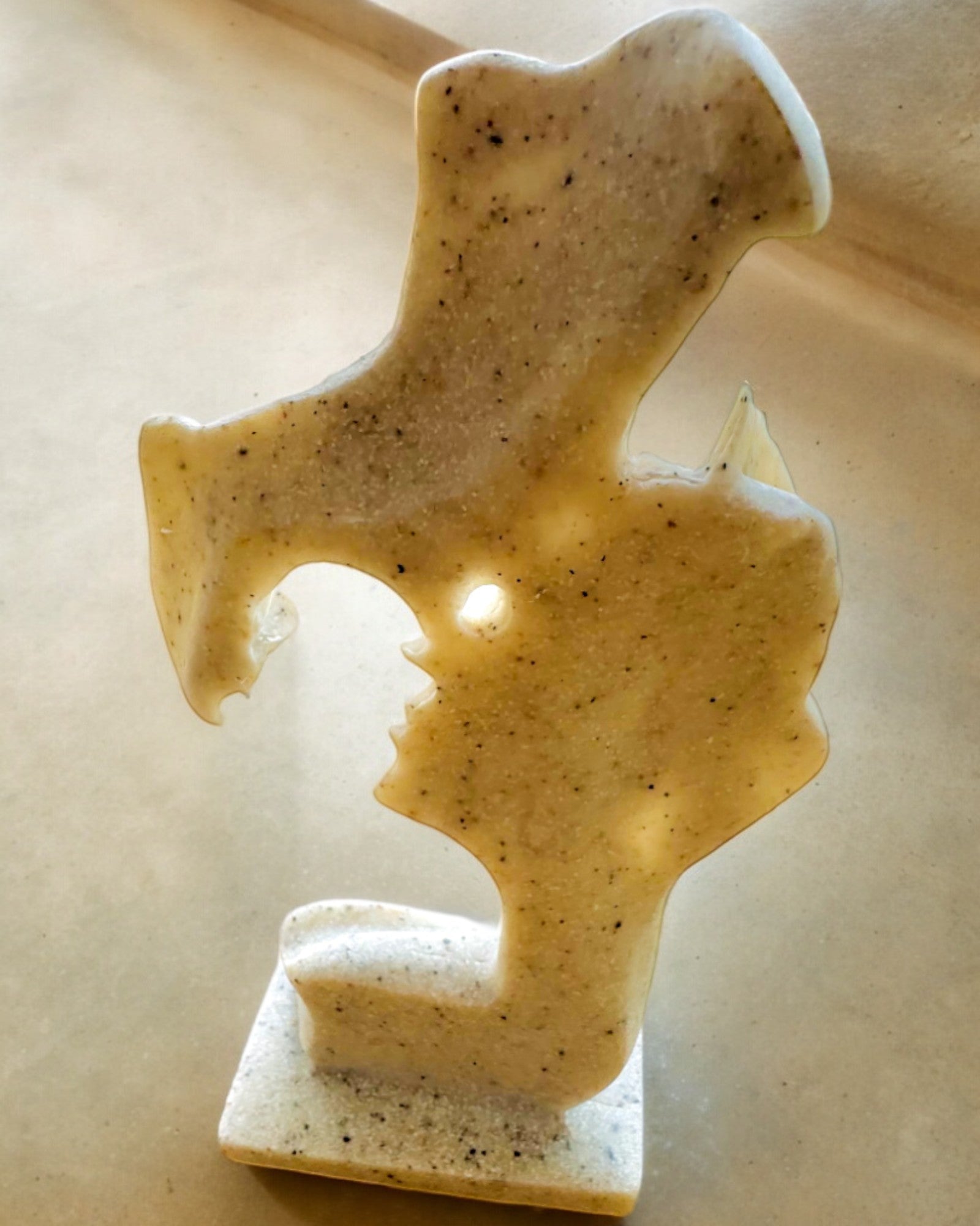 "Elegancia a Kőben" figura fehér színben - 13,5 cm magas, Dekoratív Gravírozási Lehetőséggel