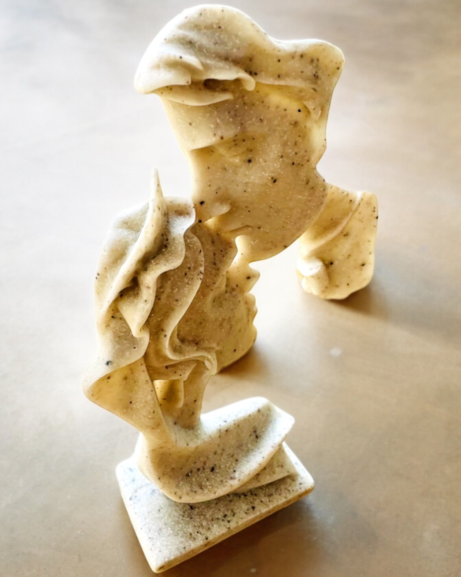 "Elegancia a Kőben" figura fehér színben - 13,5 cm magas, Dekoratív Gravírozási Lehetőséggel