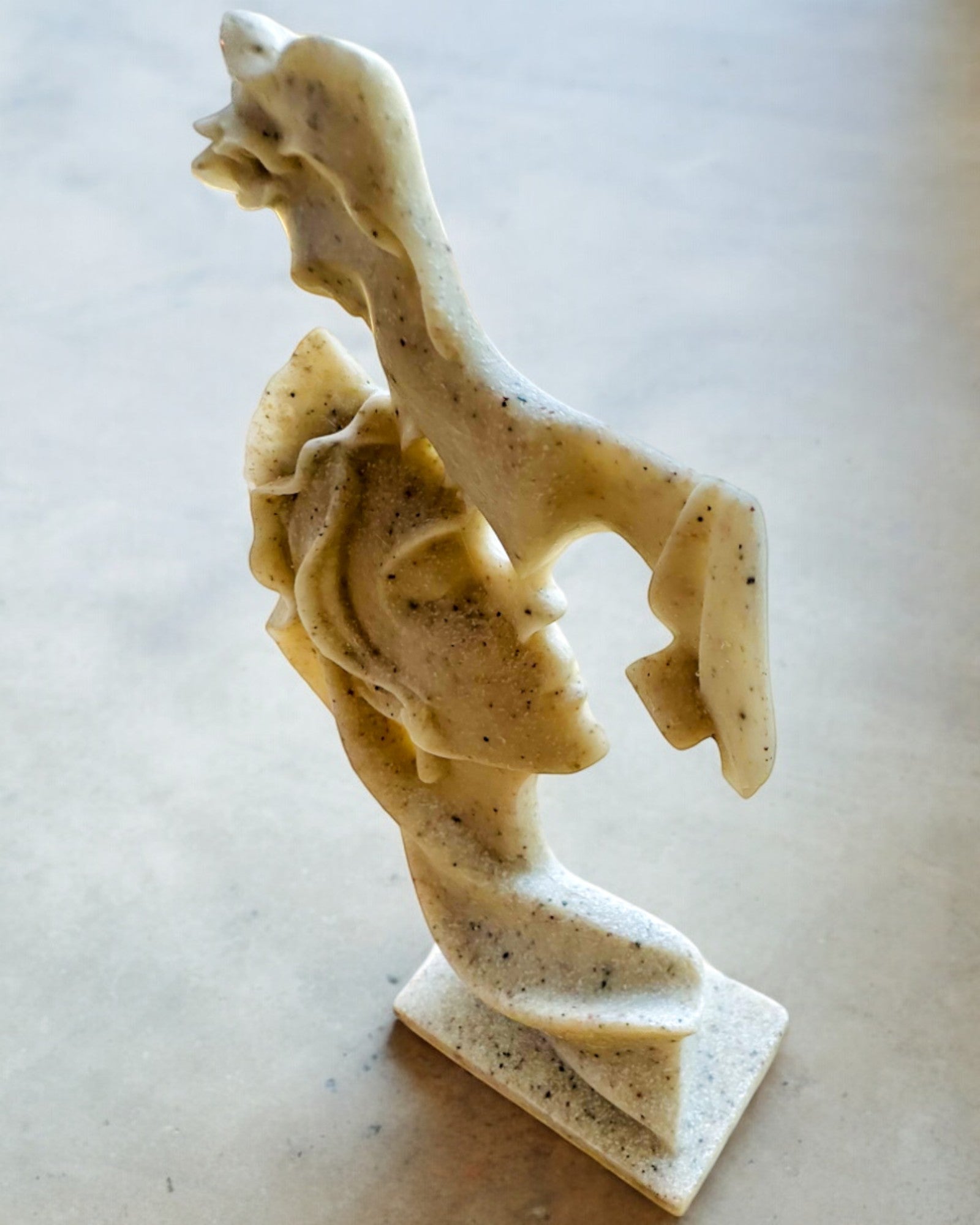 "Elegancia a Kőben" figura fehér színben - 13,5 cm magas, Dekoratív Gravírozási Lehetőséggel