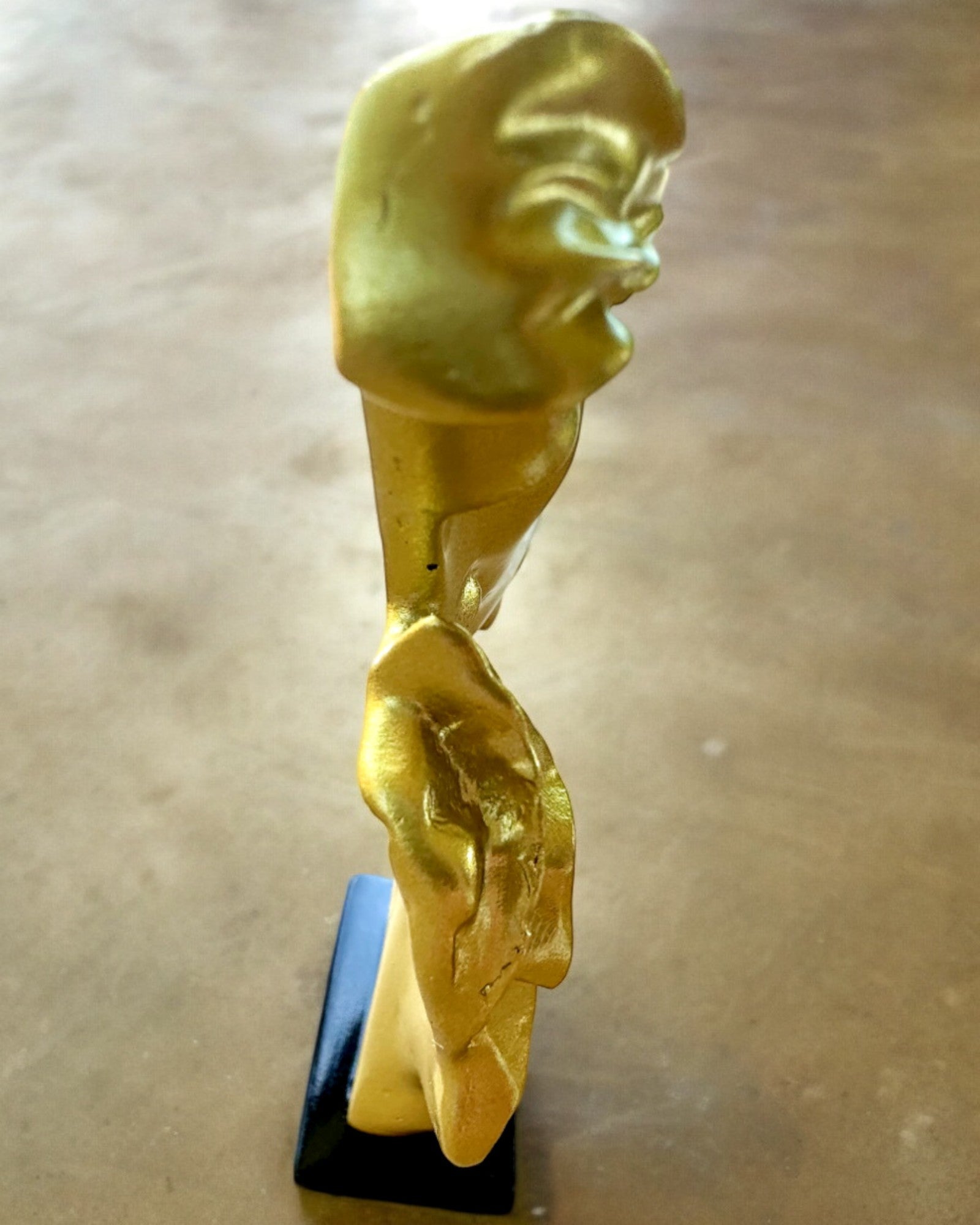 "Elegancia a Kőben" szobor arany színben - 13,5 cm magas, Dekoratív gravírozási lehetőséggel