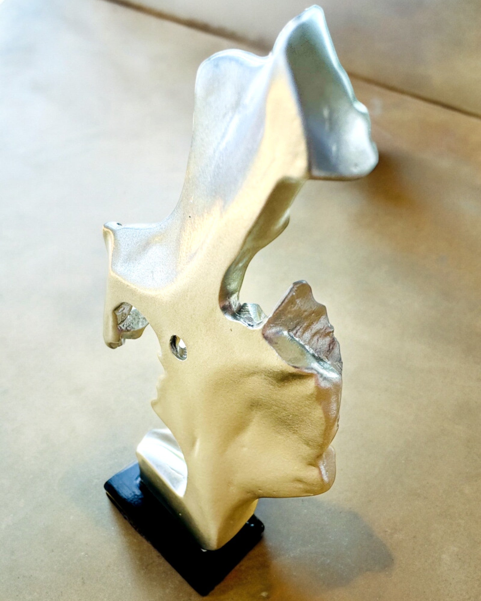 "Elegancia a Kőben" ezüst színű figura - Dekoratív, Gravírozási Opcióval, 2 választható méretben