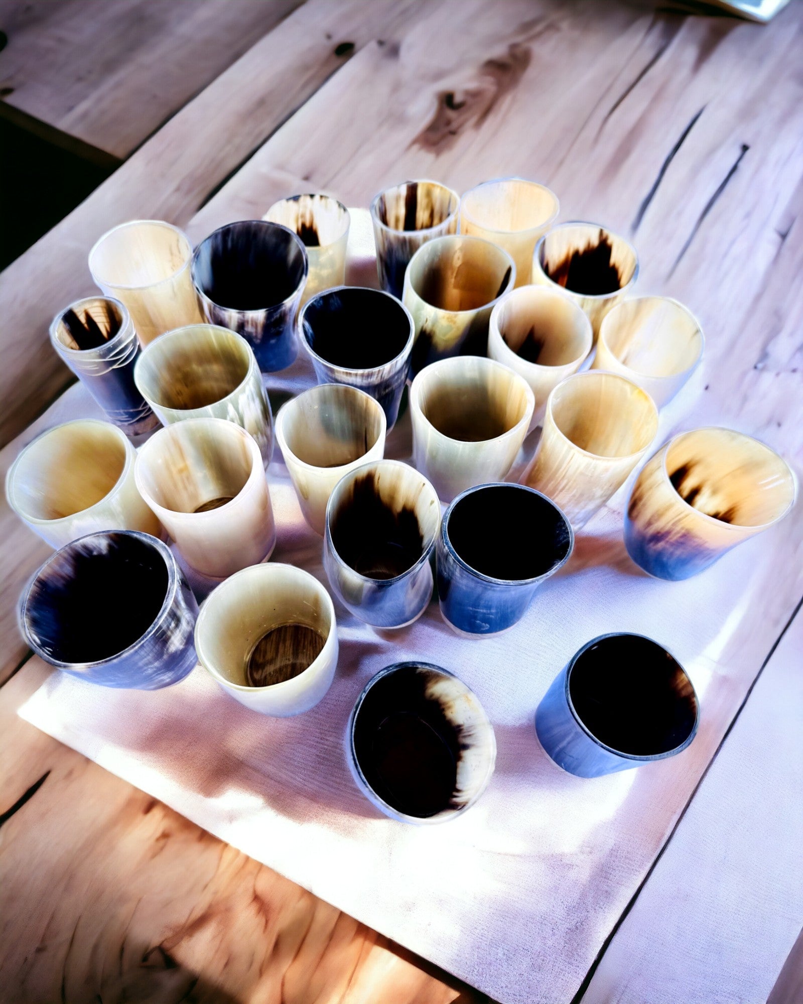 Kézzel készített kis bögre gravírozási lehetőséggel, indiai pohár, személyre szabható ajándék, gravírozás. Sötét színű.