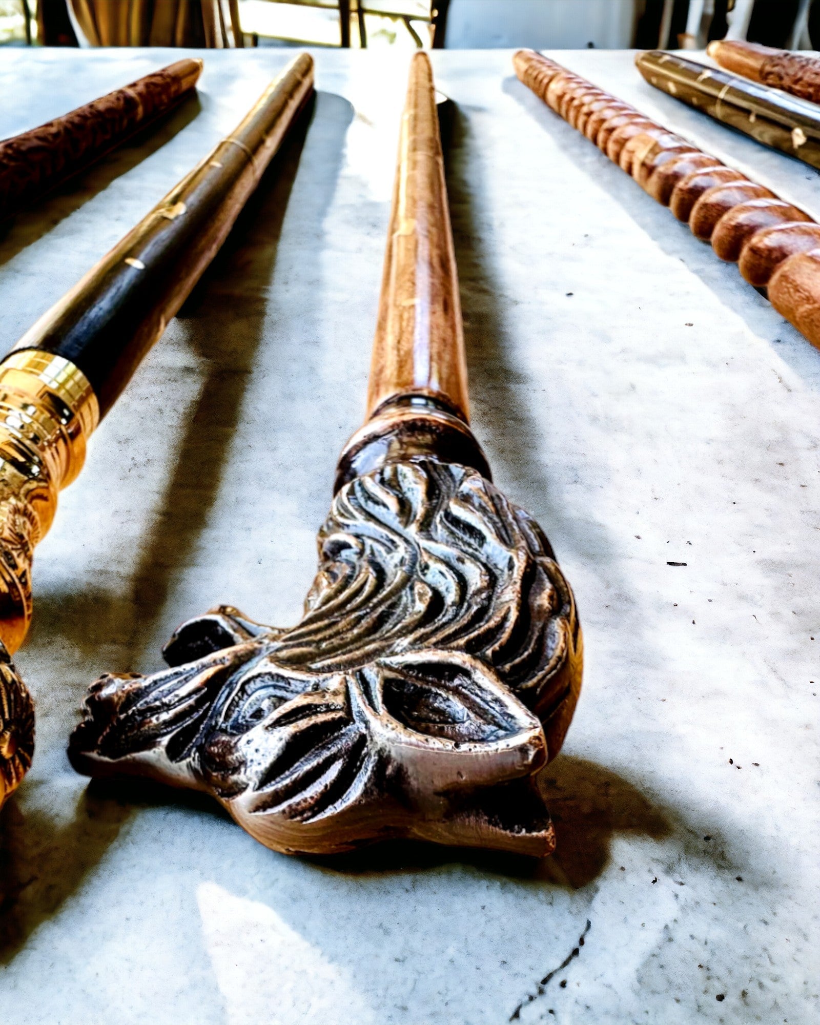 Laska Spacerowa Wolf - indiai mangófa gravírozási lehetőséggel, barna arany díszítések