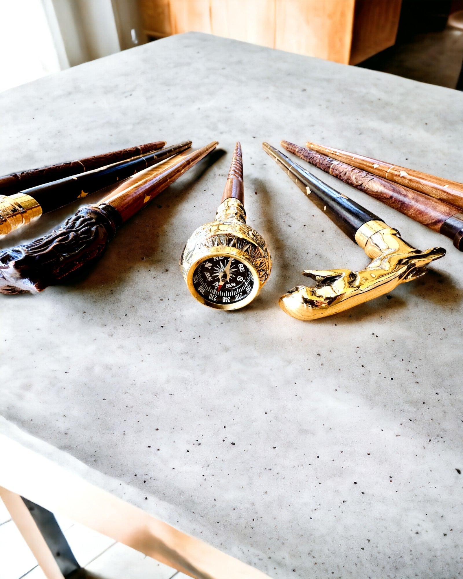 Kompasso Brown - Sétabot - Kézzel Faragott Fa - Exkluzív Kiadás Gravírozási Lehetőséggel