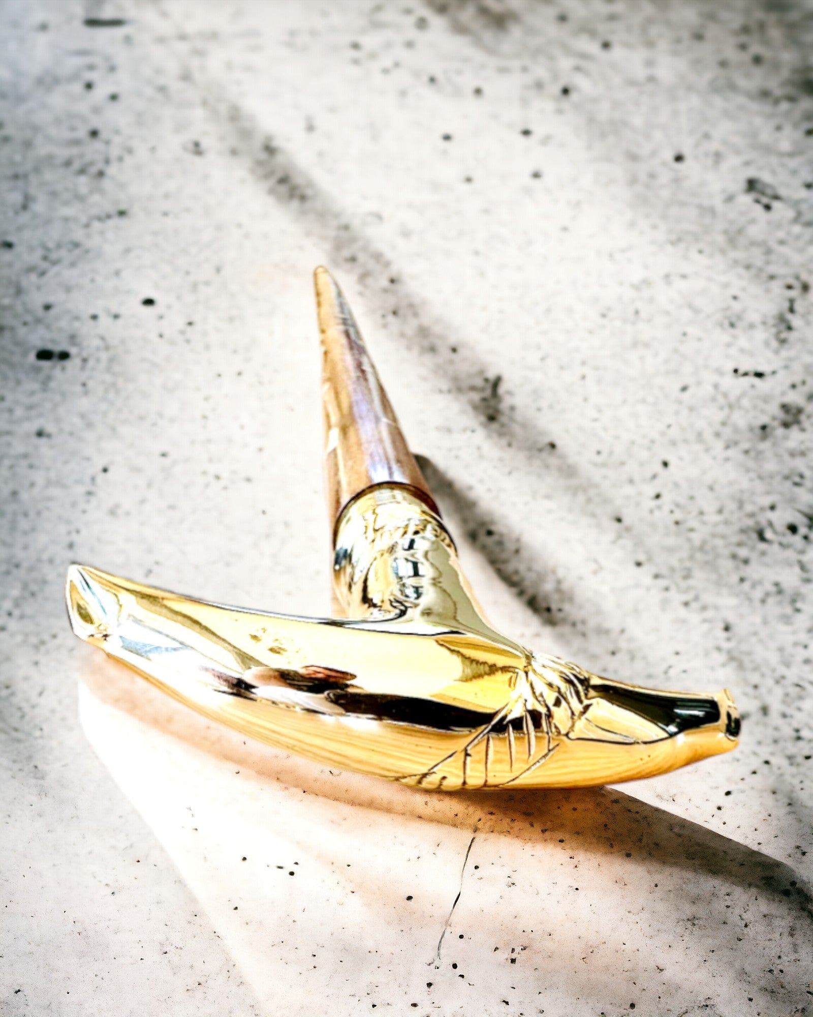 Kézzel faragott utazóbot, sétáláshoz "Királyi Vándor" barna színben arany díszítésekkel