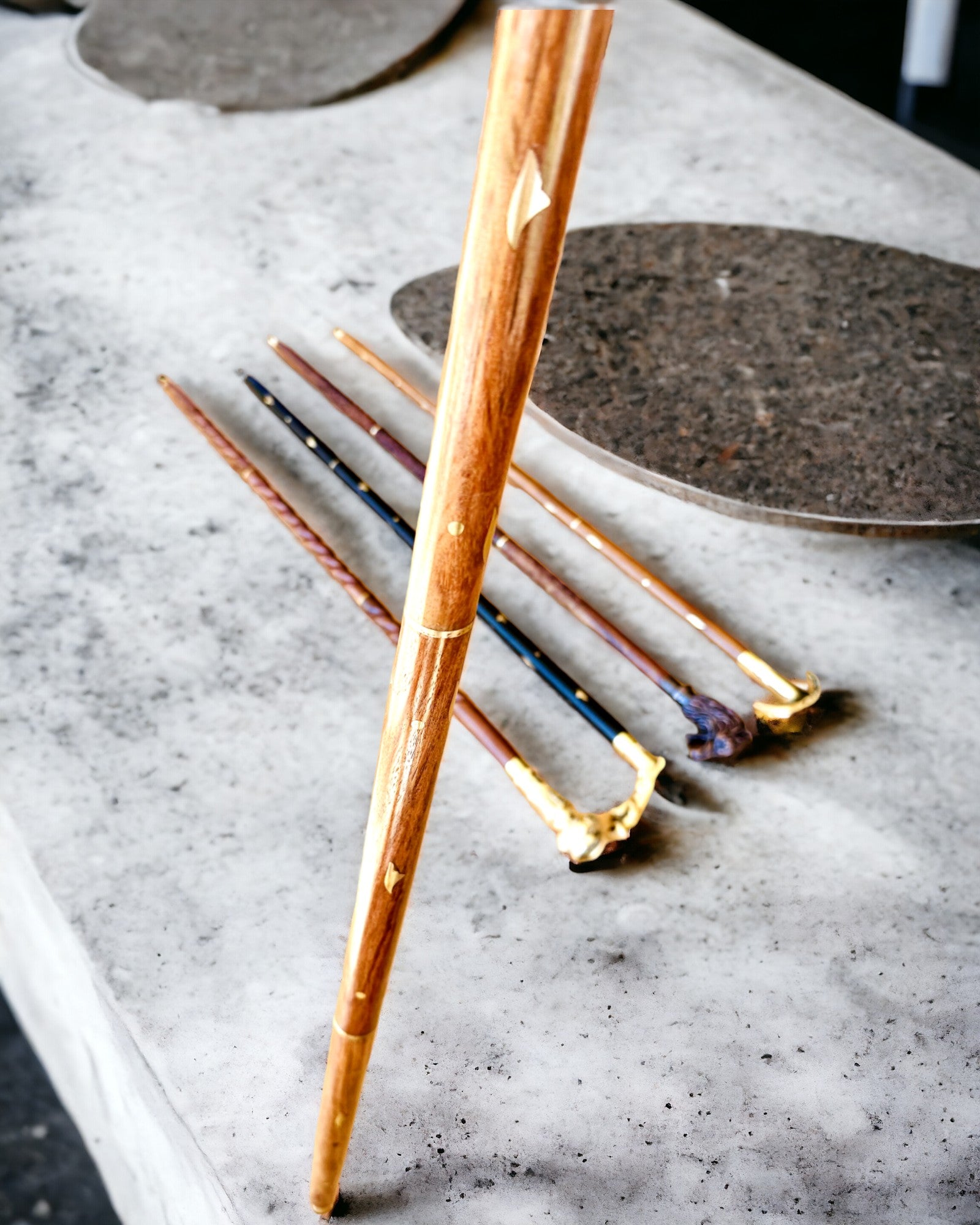 Laska Spacerowa Wolf - indiai mangófa gravírozási lehetőséggel, barna arany díszítések