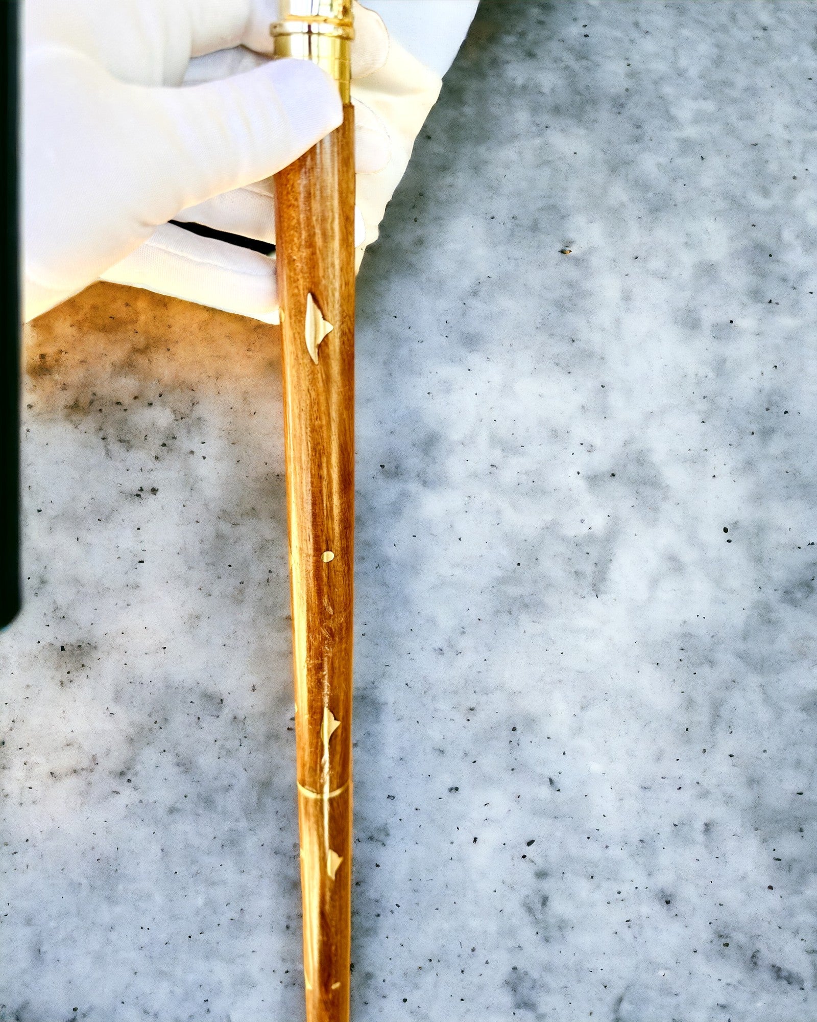 Kézzel faragott utazóbot, sétáláshoz "Királyi Vándor" barna színben arany díszítésekkel