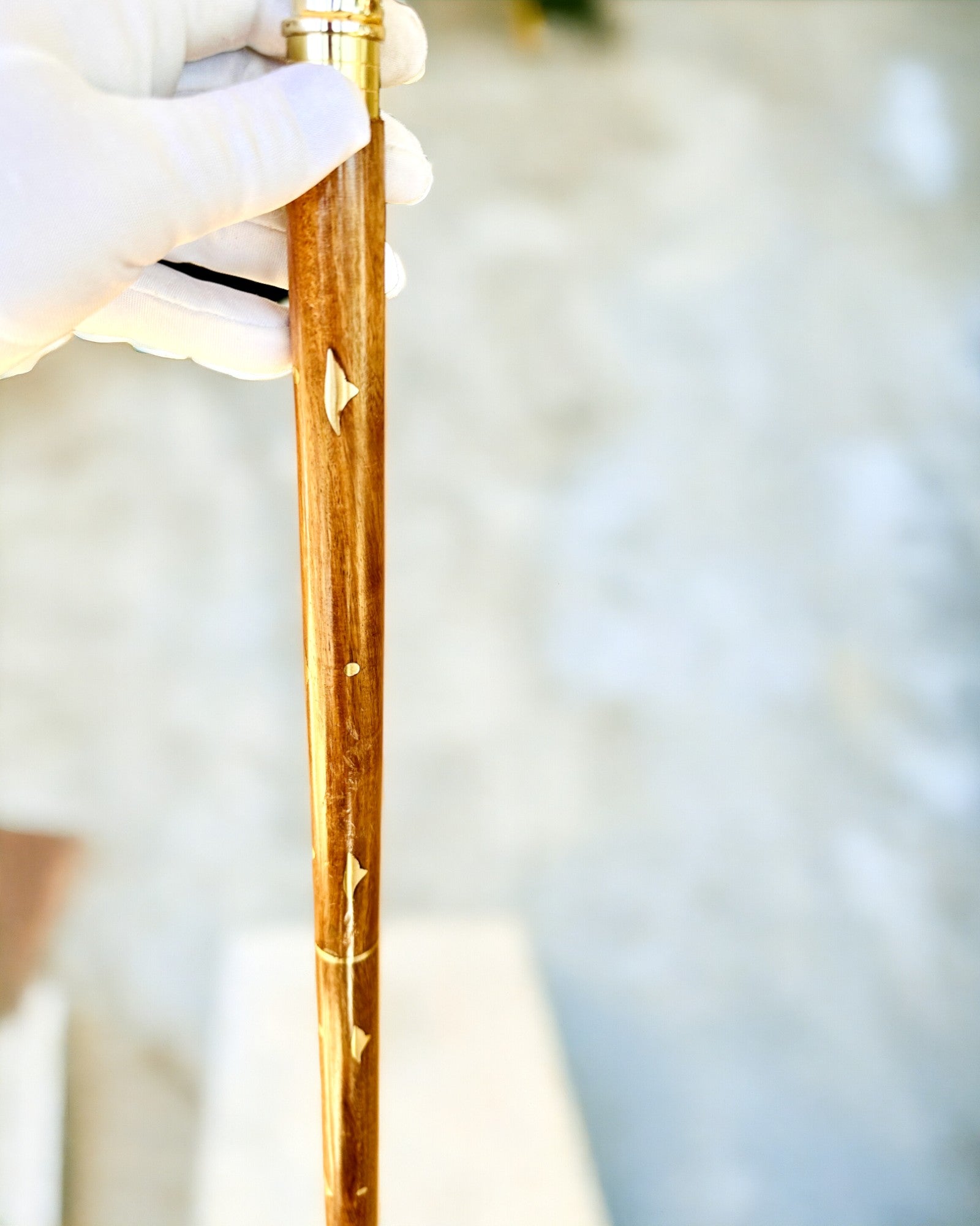 Laska Spacerowa Wolf - indiai mangófa gravírozási lehetőséggel, barna arany díszítések