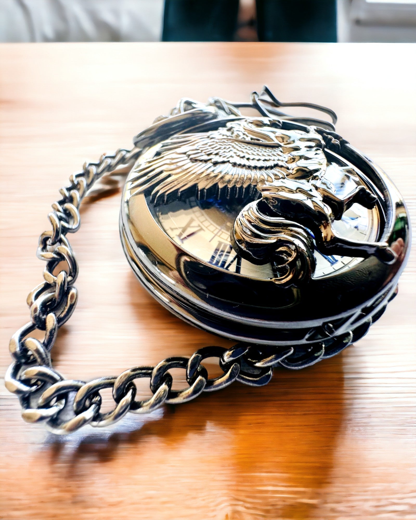 "Equus Tempus" Zsebóra - Fekete Ló Motívummal, gravírozási lehetőséggel - fehér számlap