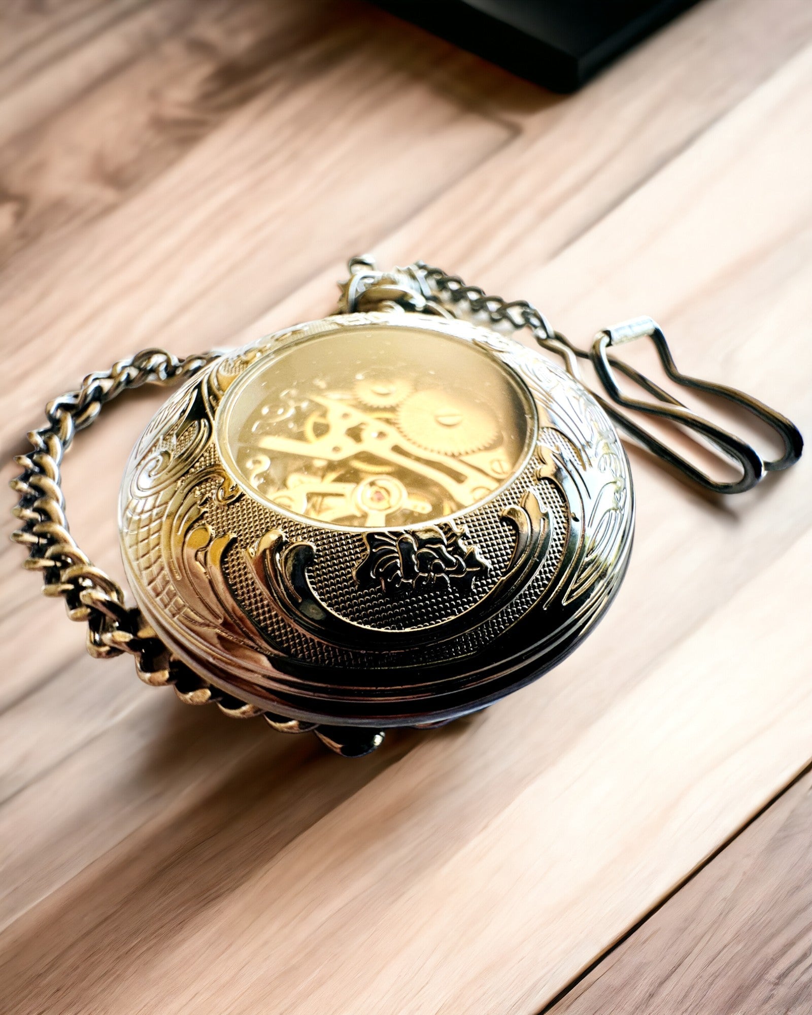 "Equus Tempus" Zsebóra - Fekete Ló Motívummal, gravírozási lehetőséggel - fehér számlap