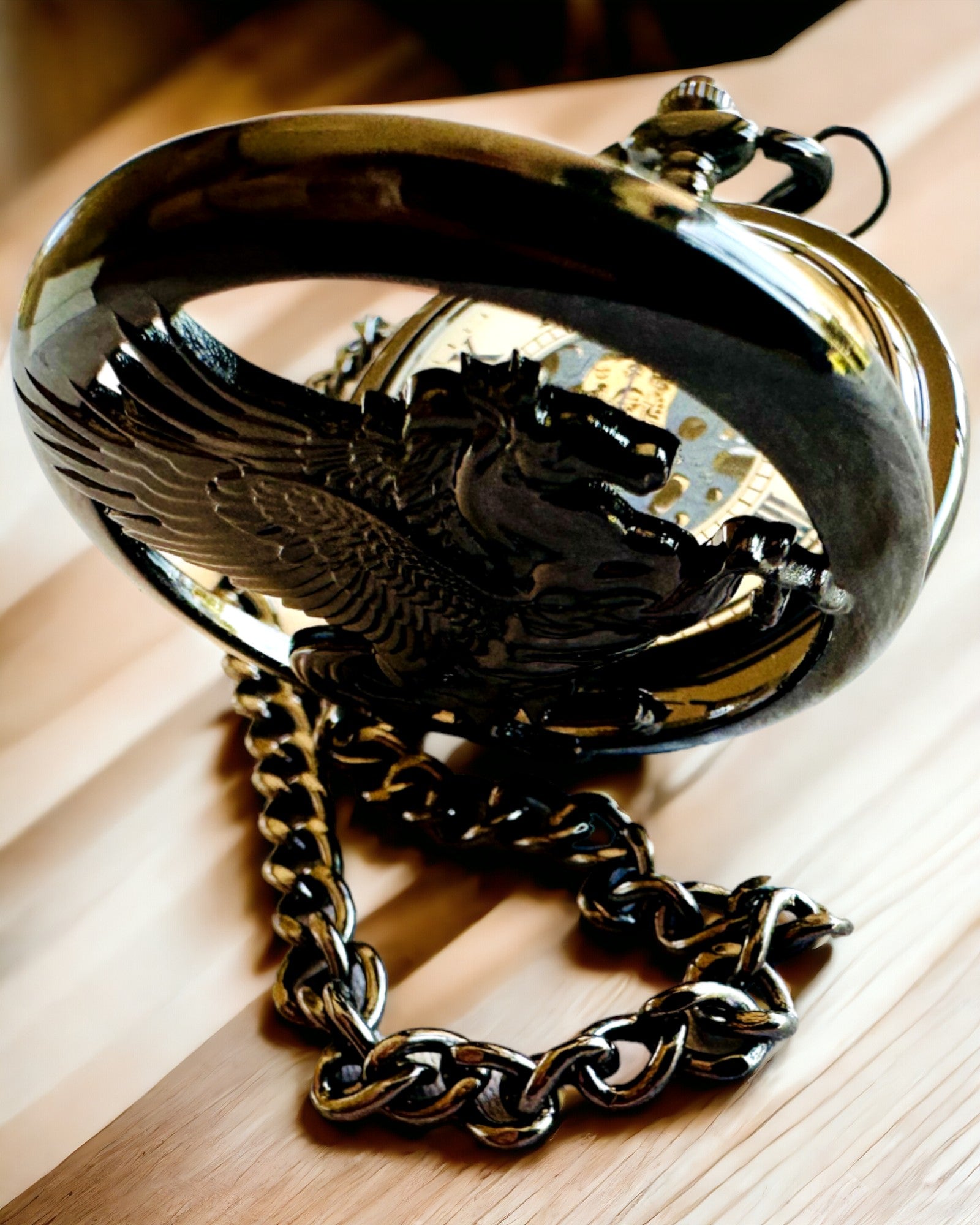 "Equus Tempus" Zsebóra - Fekete Ló Motívummal, gravírozási lehetőséggel - fehér számlap