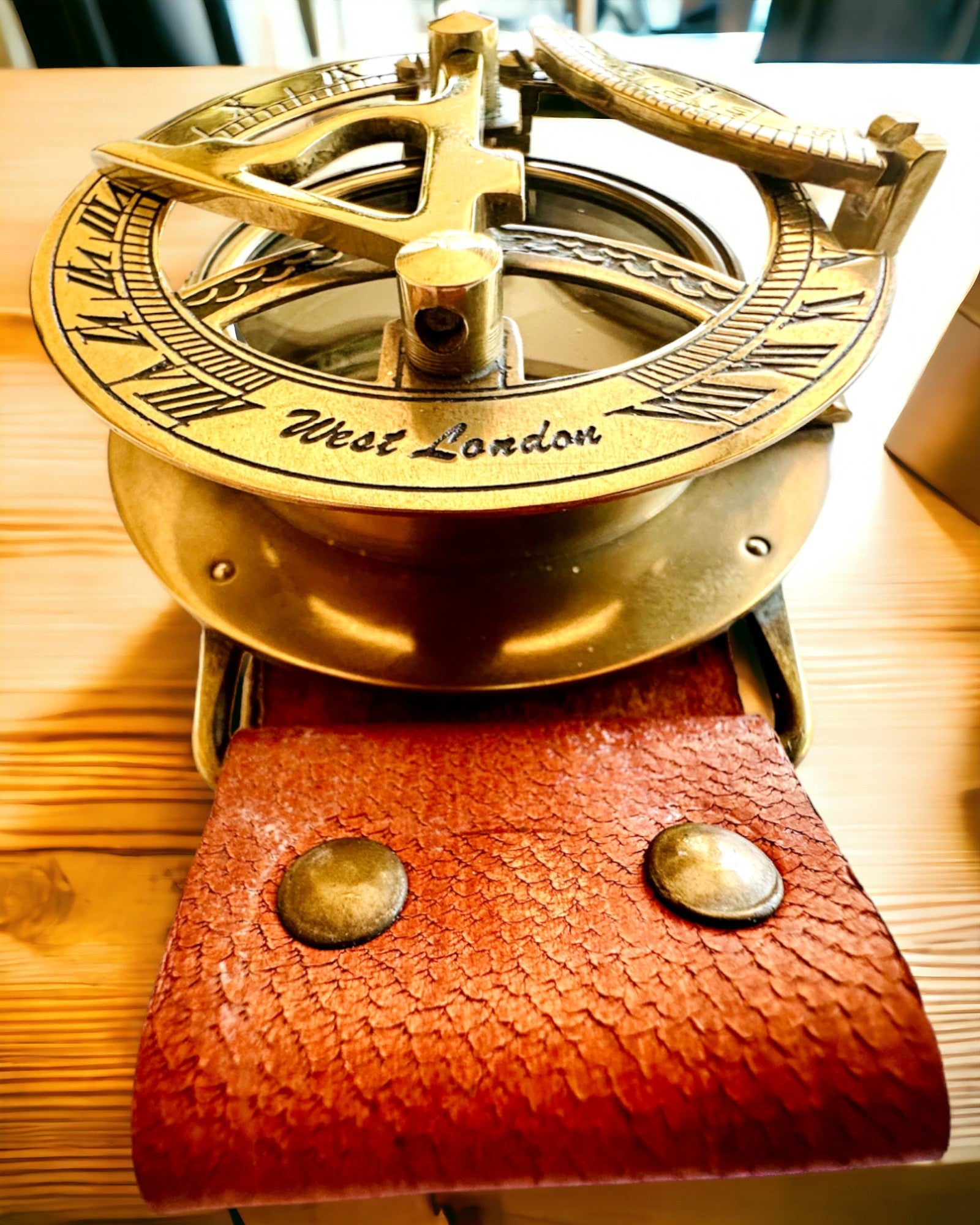 Napóra "Antyczny Kompas", karóra iránytűvel, személyre szabható gravírozással