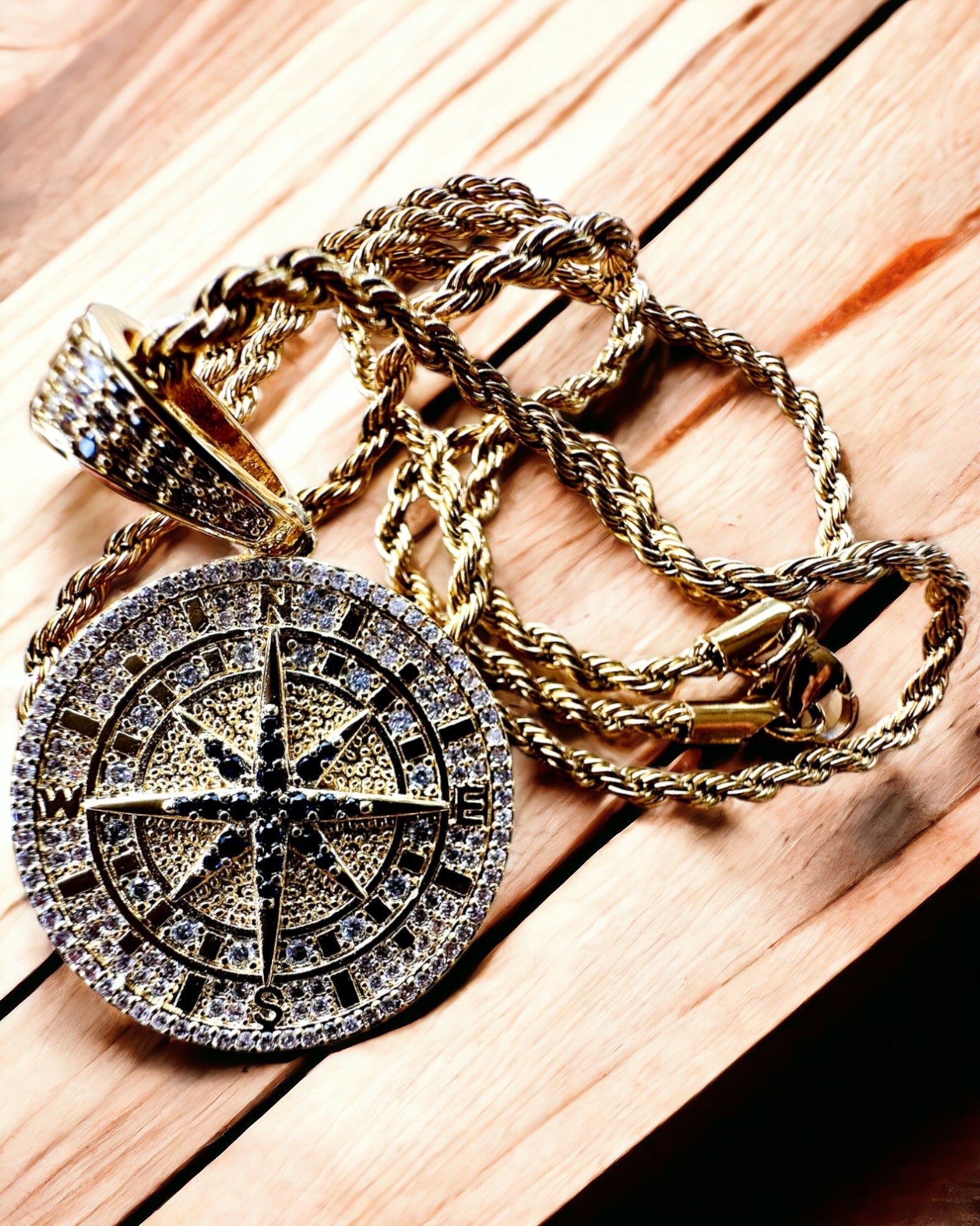 Glamour stílusú, cirkóniával díszített iránytű medálos nyaklánc nőknek és férfiaknak - arany szín, gravírozás