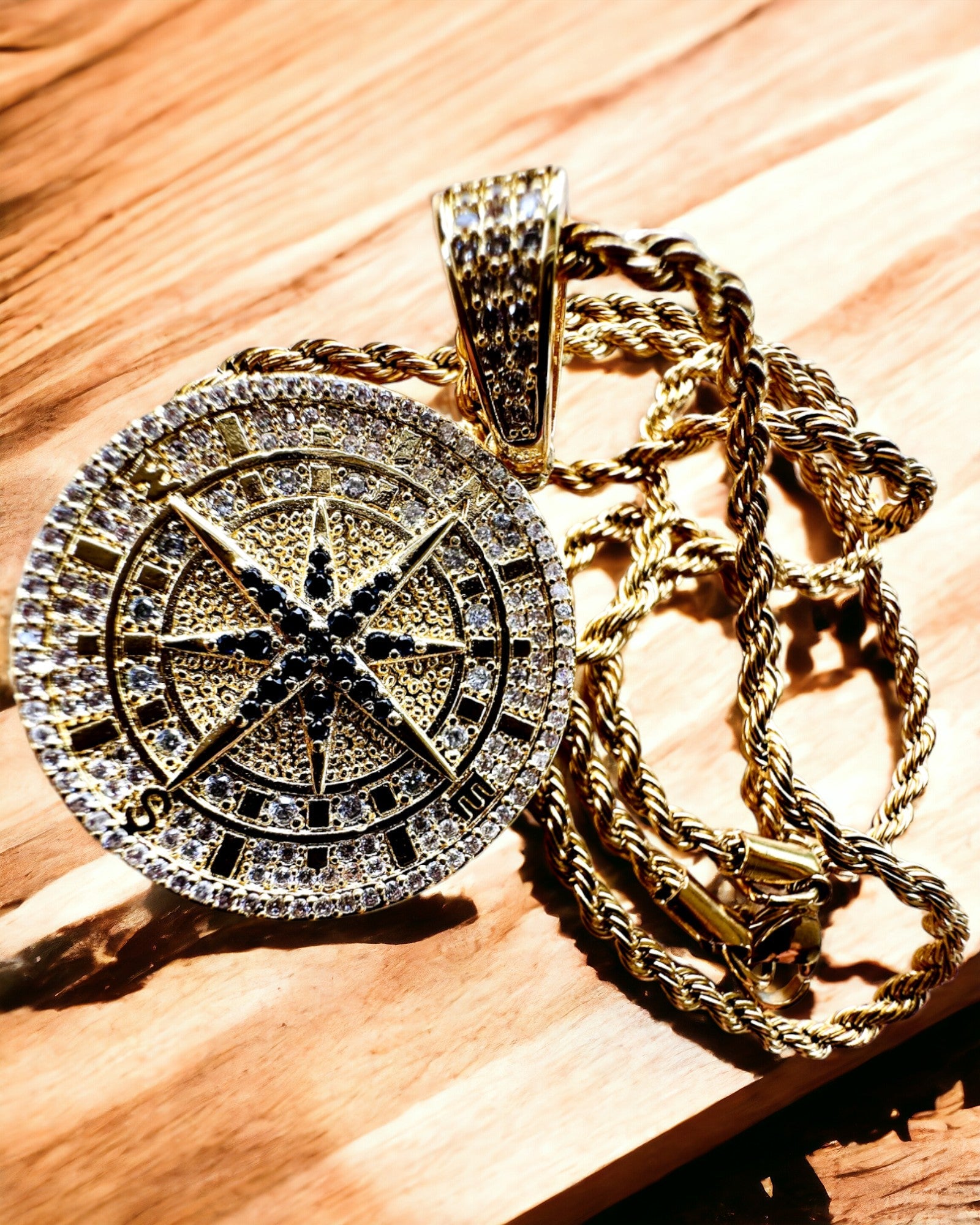 Glamour stílusú, cirkóniával díszített iránytű medálos nyaklánc nőknek és férfiaknak - arany szín, gravírozás