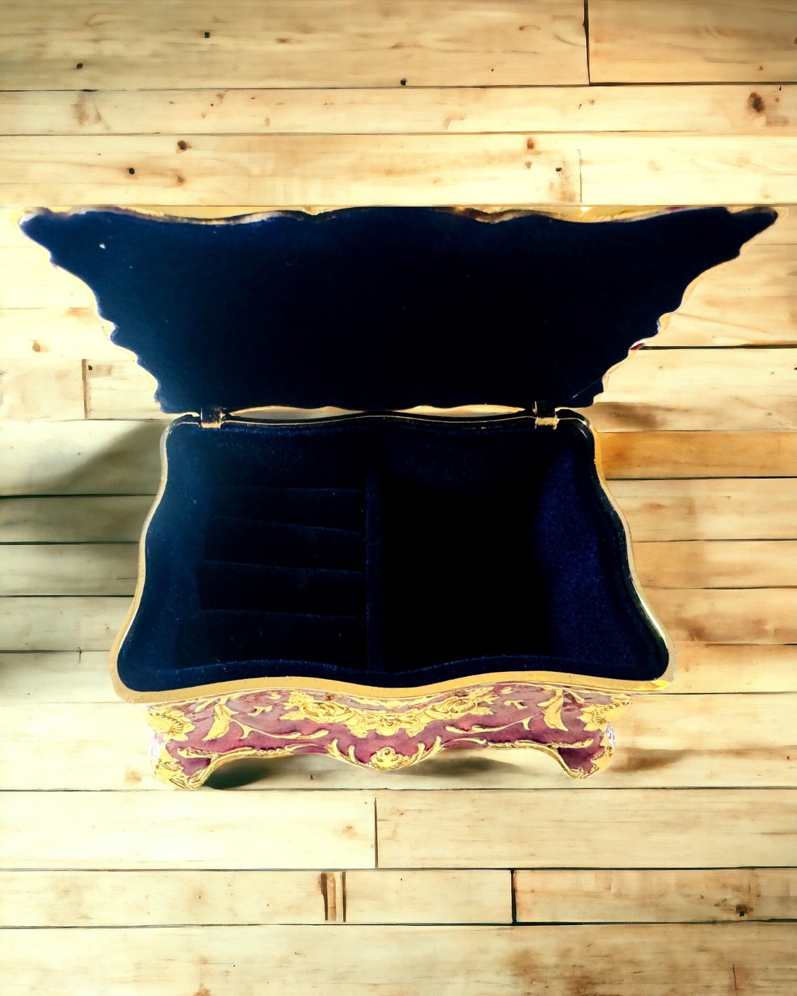 Vintage stílusú ékszerdoboz, szervező – Díszítő elemekkel ellátott fém kincsesláda