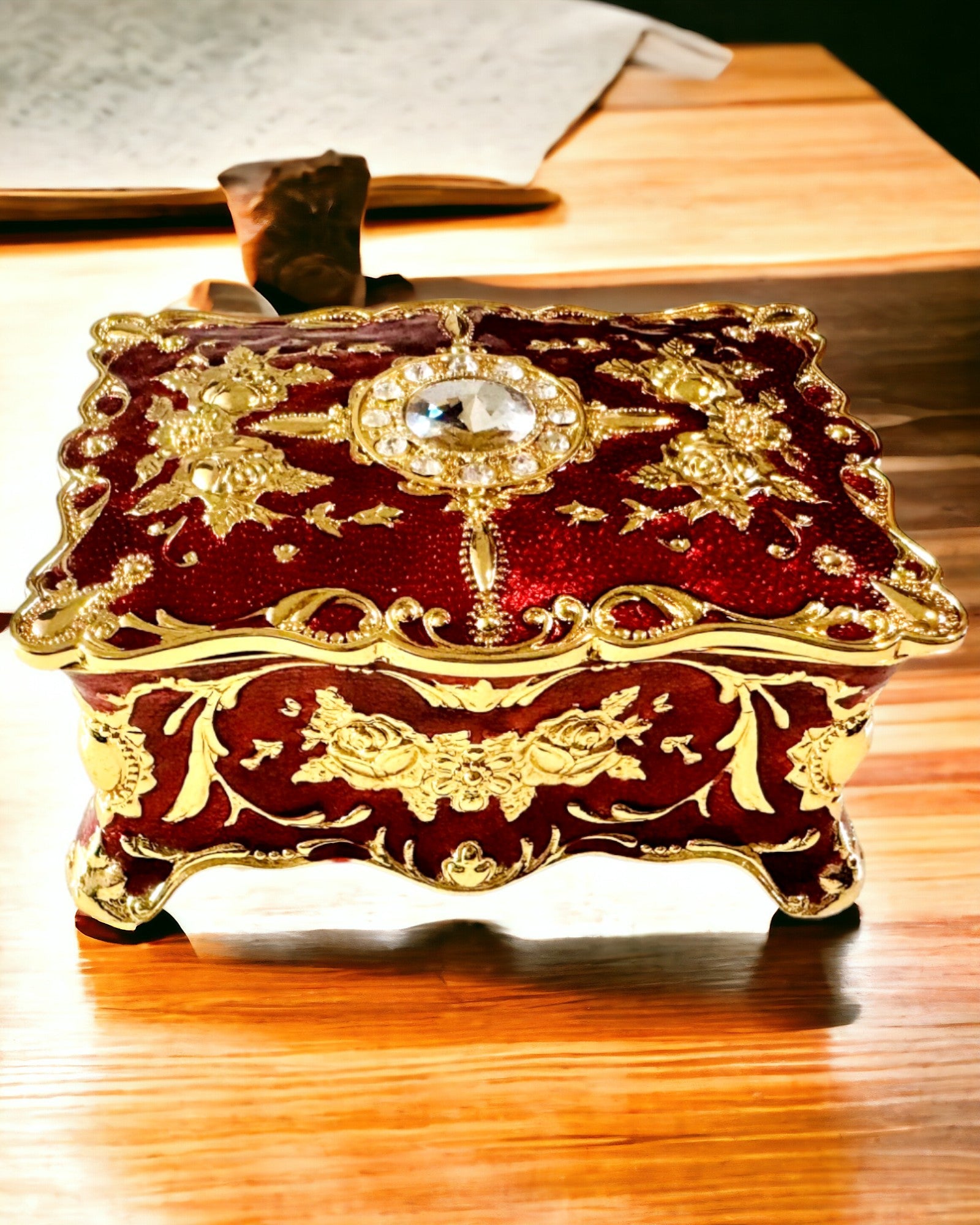 Vintage stílusú ékszerdoboz, szervező – Díszítő elemekkel ellátott fém kincsesláda