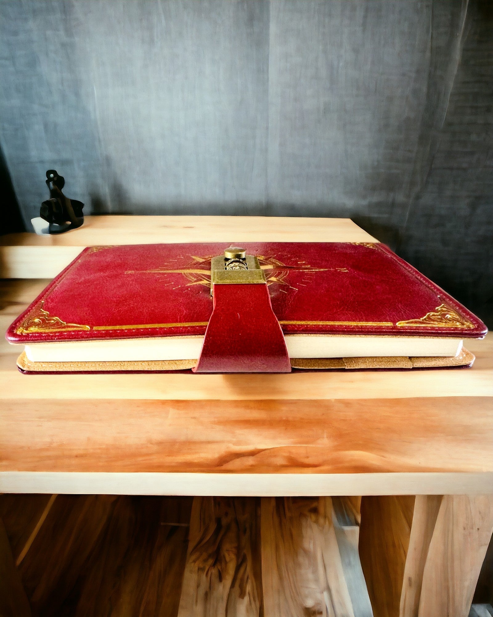 Prémium Jegyzetfüzet Kódzárral A5 - Vintage Stílus Iránytűvel, Japán Dizájn, Papíráruk Diákoknak és Üzleti Felhasználásra. Személyre szabás gravírozással