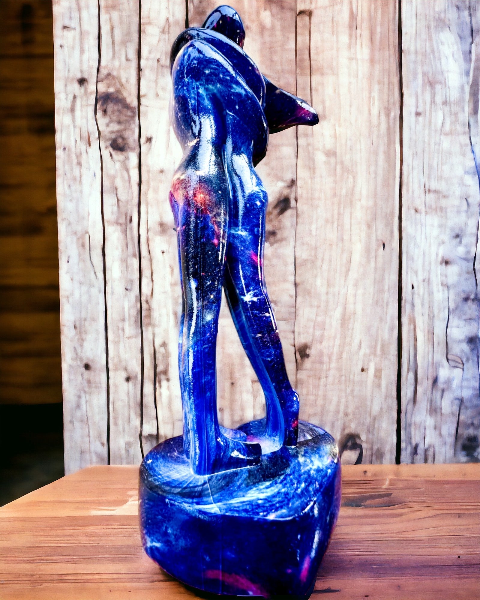 "Kozmikus Ölelés - Gyanta Figura Gravírozási Lehetőséggel"