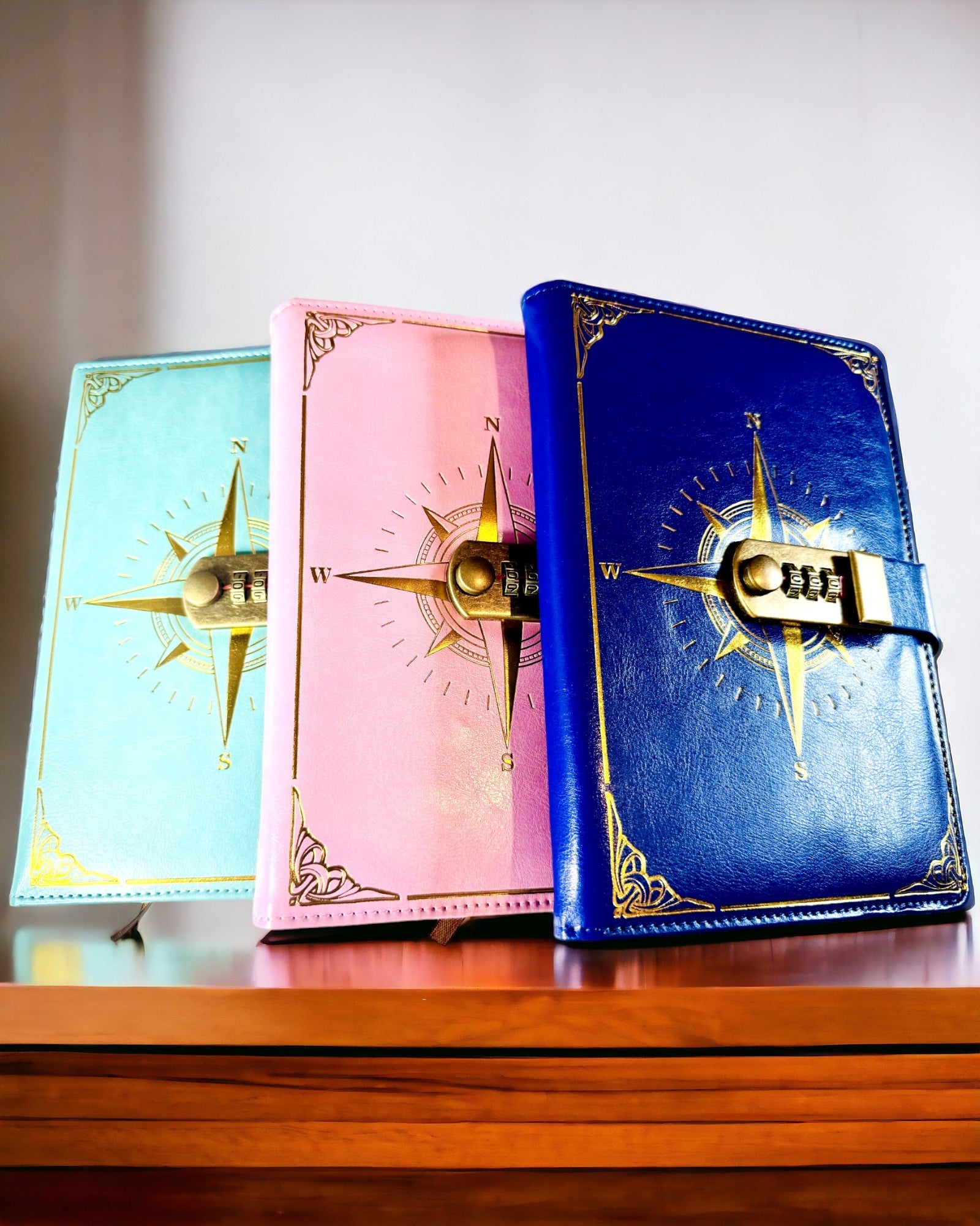 Prémium Jegyzetfüzet Kódzárral A5 - Vintage Stílus Iránytűvel, Japán Dizájn, Papíráruk Diákoknak és Üzleti Felhasználásra. Személyre szabás gravírozással