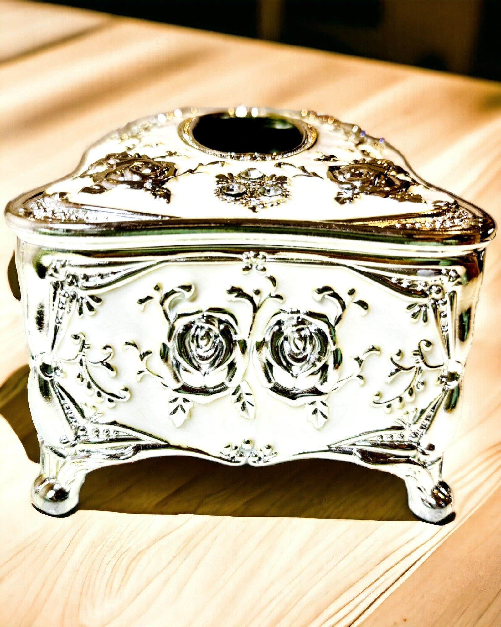 Dombornyomott Rózsamintás Zsebkendőtartó Doboz - Elegáns Kiegészítő a Belső Terekhez, fehér