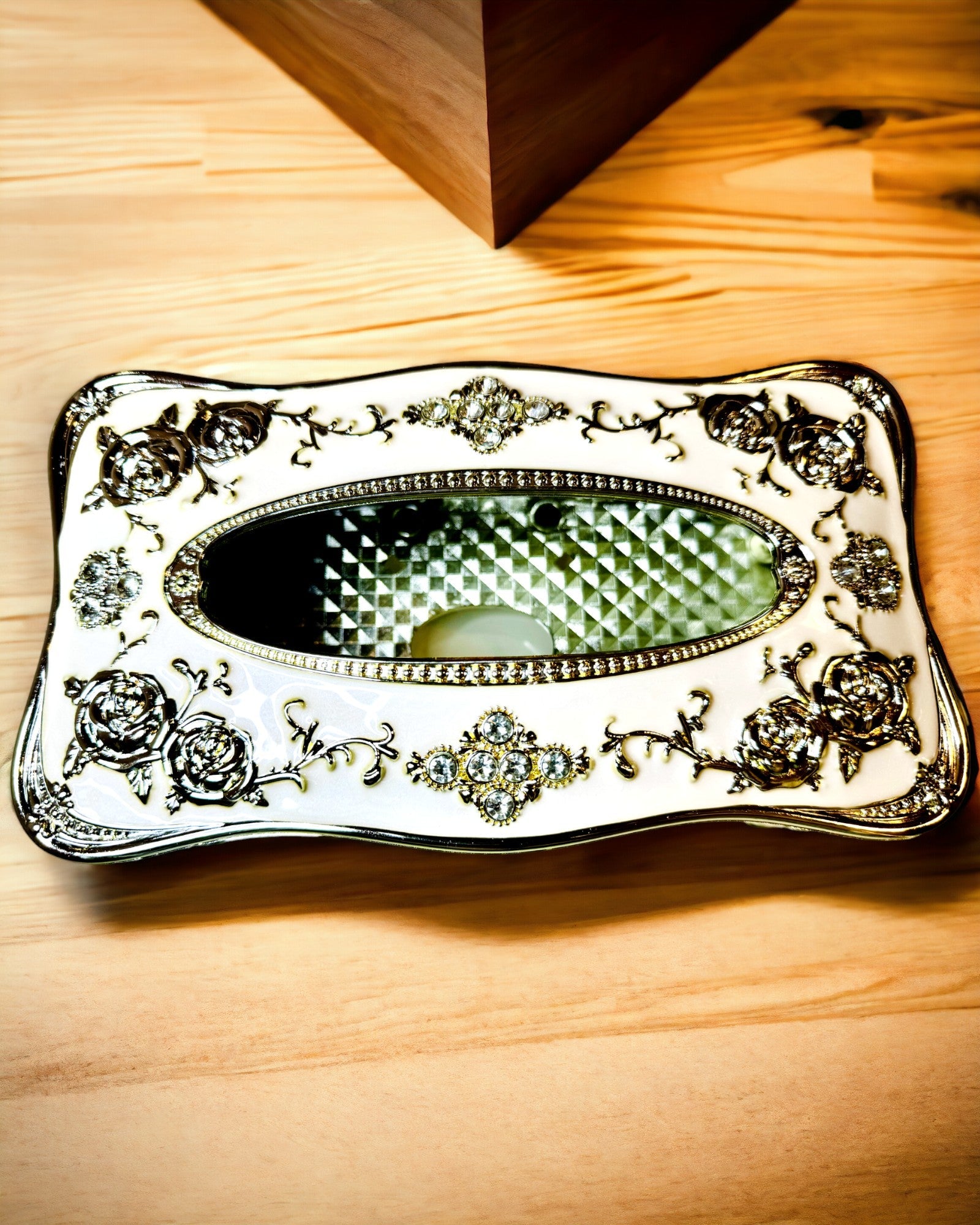 Dombornyomott Rózsamintás Zsebkendőtartó Doboz - Elegáns Kiegészítő a Belső Terekhez, fehér