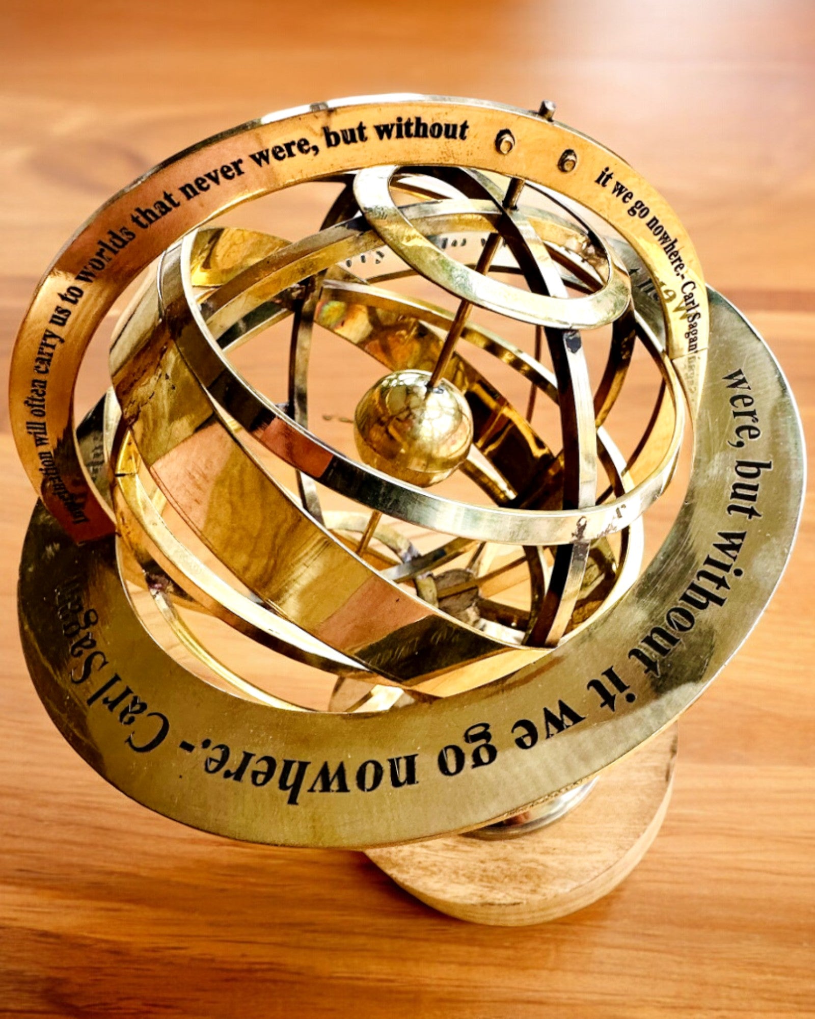 Astrolabium Artis - Kézzel Készített Gravírozási Lehetőséggel, irodai dekoráció, prémium