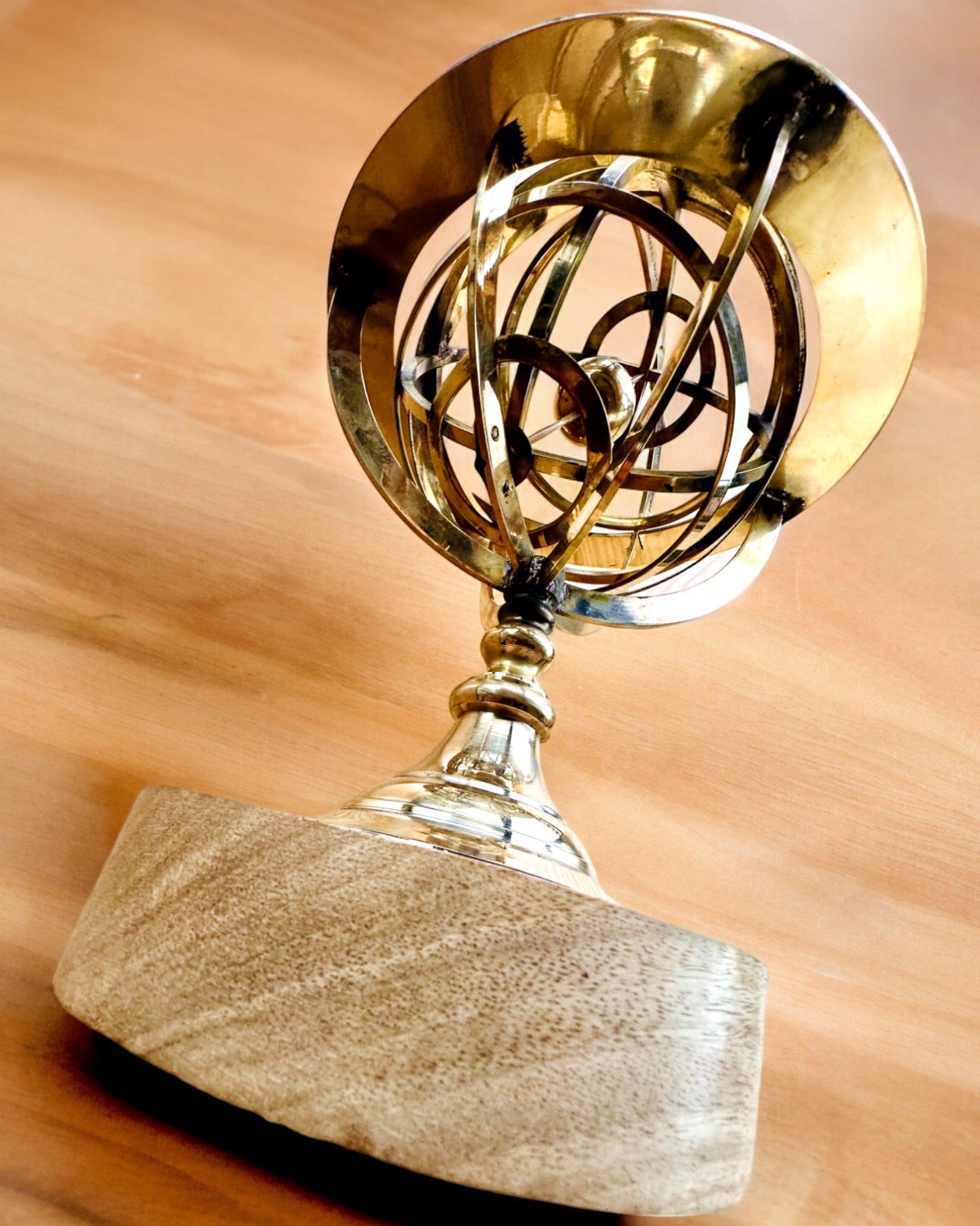 Astrolabium Artis - Kézzel Készített Gravírozási Lehetőséggel, irodai dekoráció, prémium