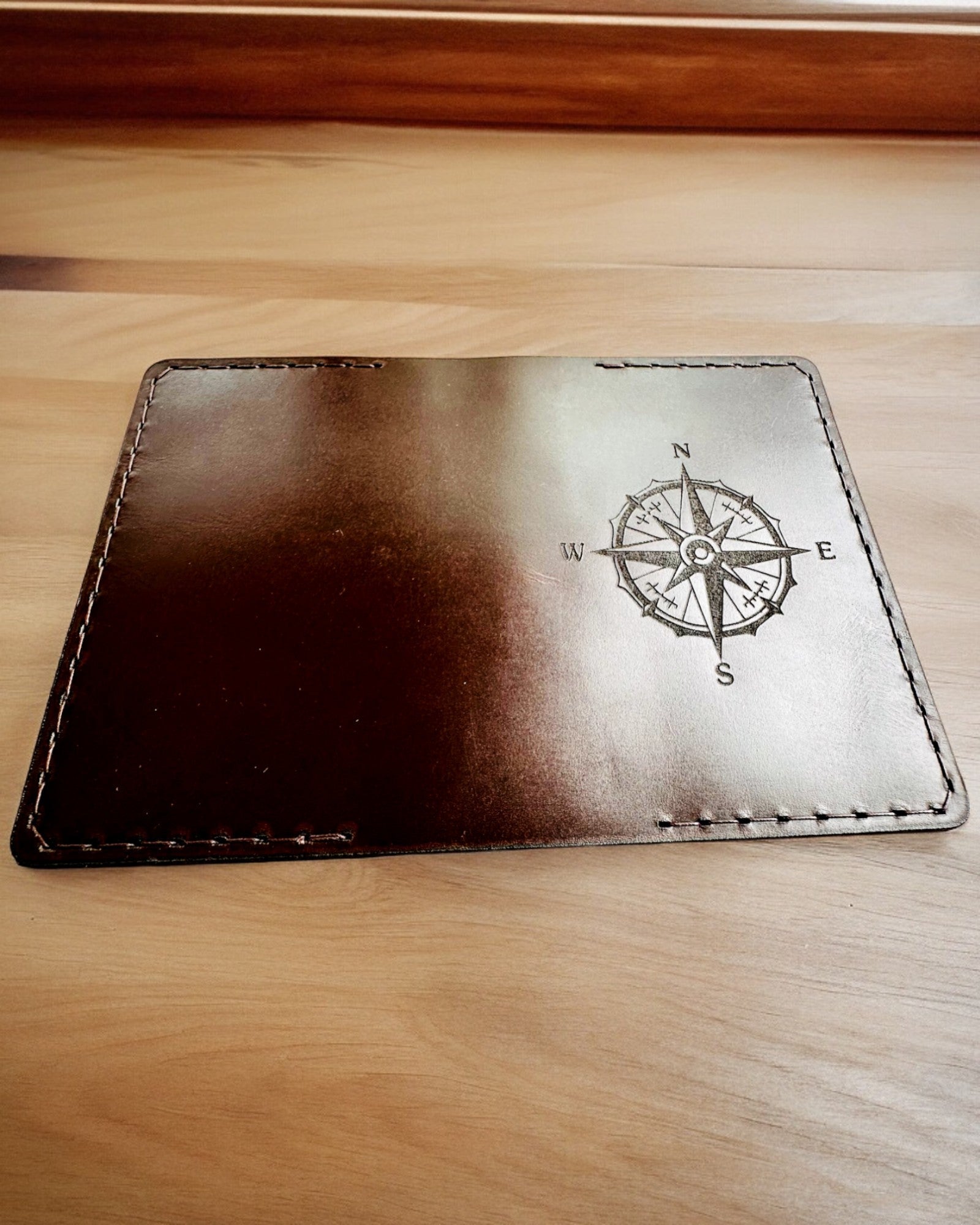 "Utazó" tok - Bőr tok útlevélhez, gravírozással személyre szabható - 2 színváltozat