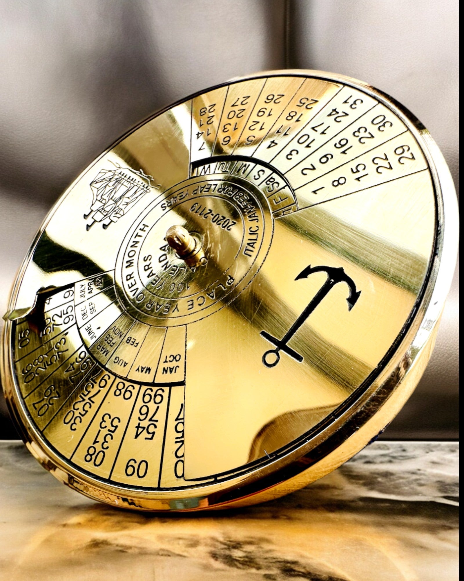 Kalendarium Wieczności Morski Żagiel – Mosiężny Kalendarz 100-letni - możliwy grawer na prezent