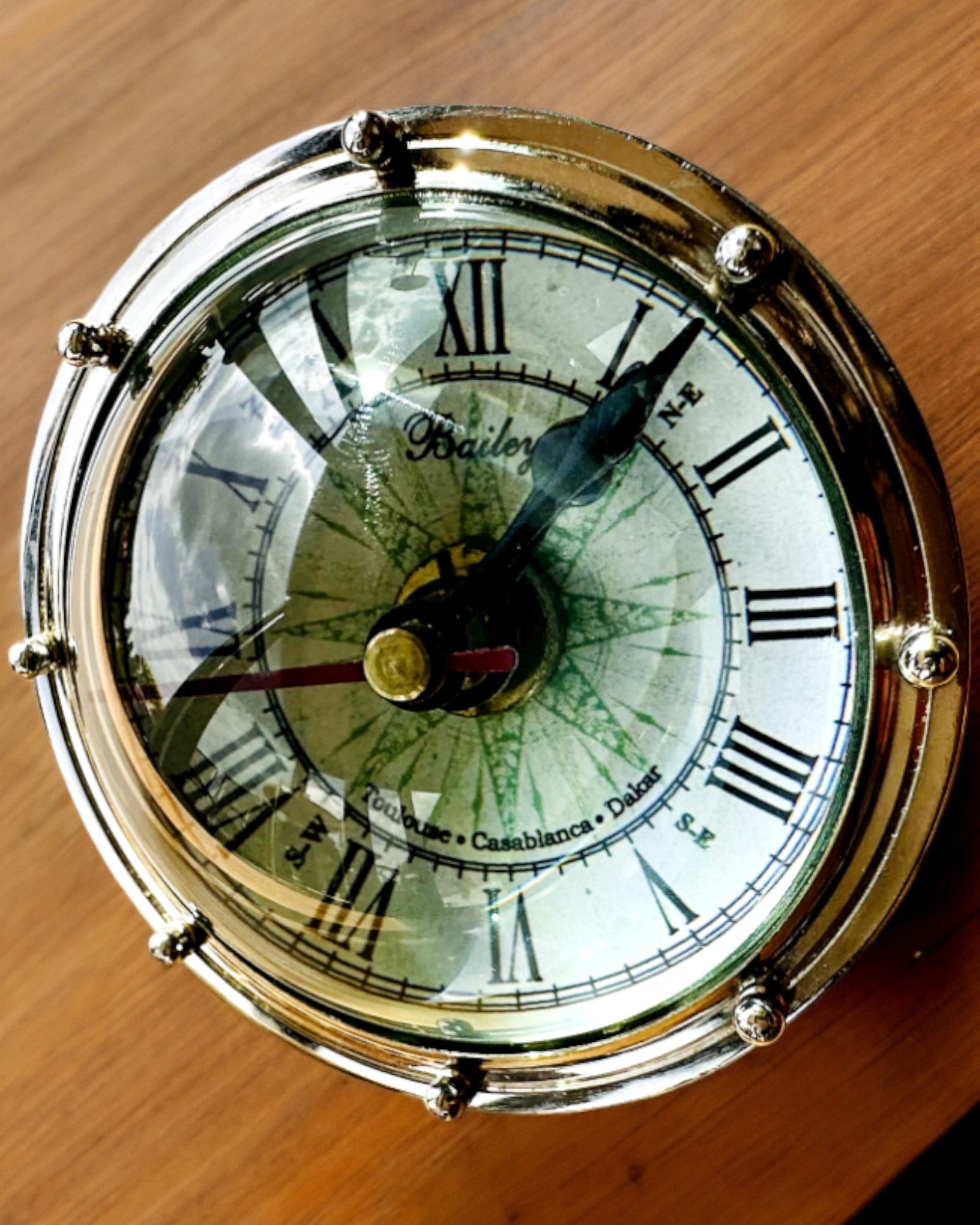 Bailey Compass Clock - Elegáns Óra Kompasszal és Gravírozási Lehetőséggel