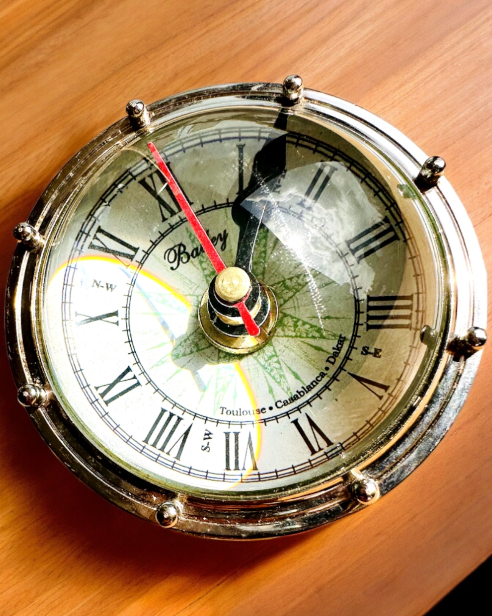 Bailey Compass Clock - Elegáns Óra Kompasszal és Gravírozási Lehetőséggel