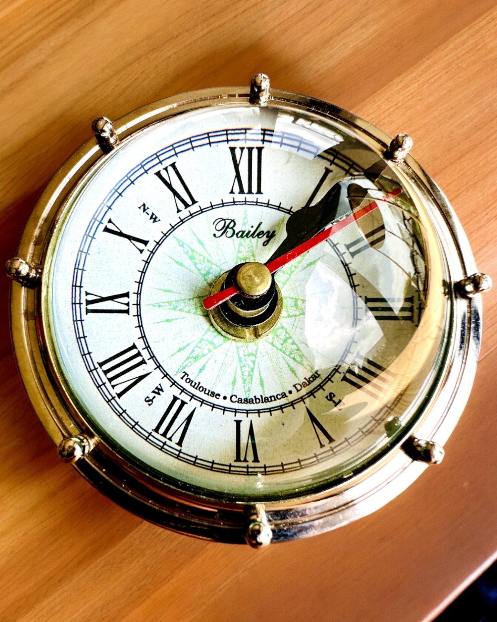 Bailey Compass Clock - Elegáns Óra Kompasszal és Gravírozási Lehetőséggel