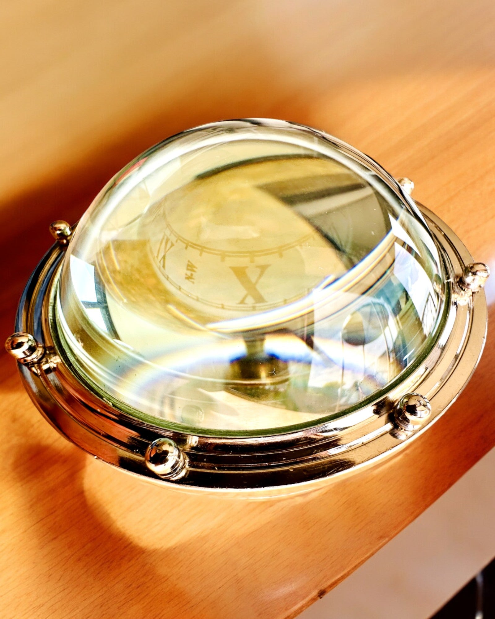 Bailey Compass Clock - Elegáns Óra Kompasszal és Gravírozási Lehetőséggel