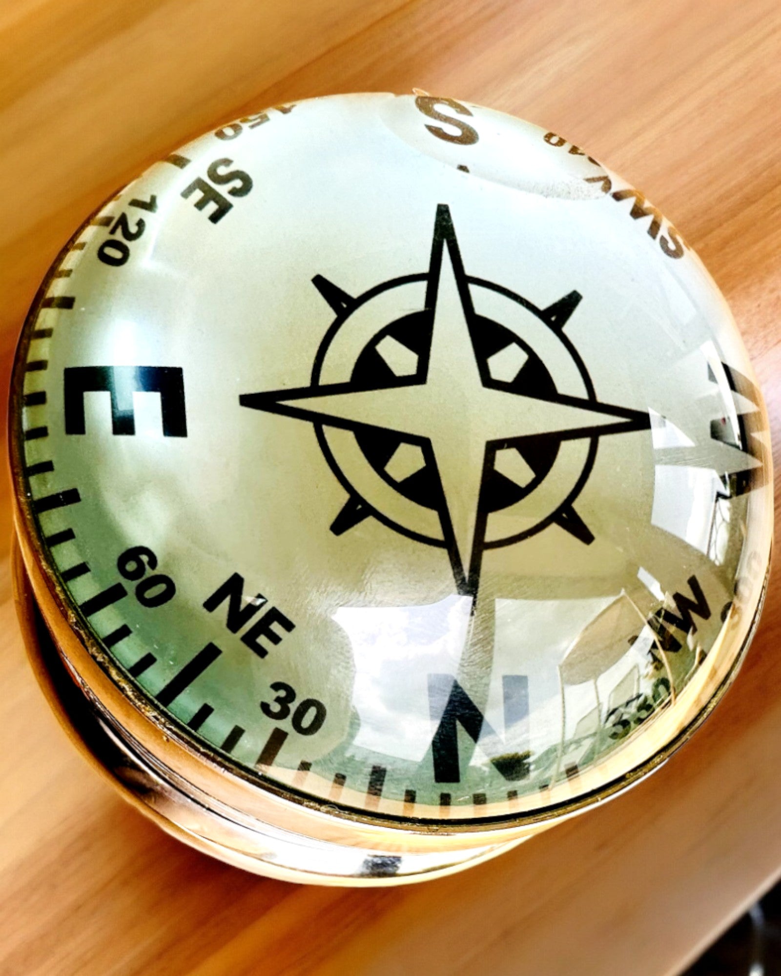 Bailey Compass Clock - Elegáns Óra Kompasszal és Gravírozási Lehetőséggel