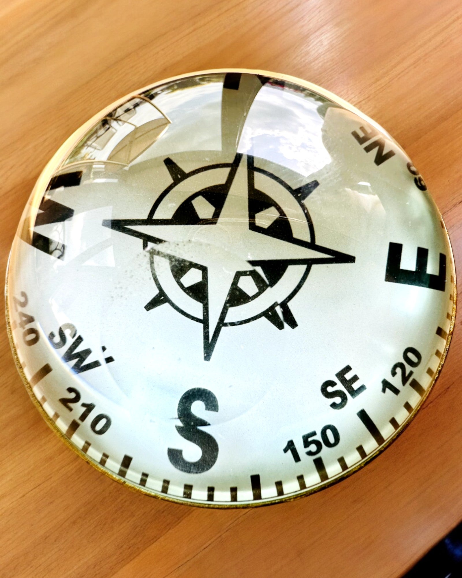 Bailey Compass Clock - Elegáns Óra Kompasszal és Gravírozási Lehetőséggel