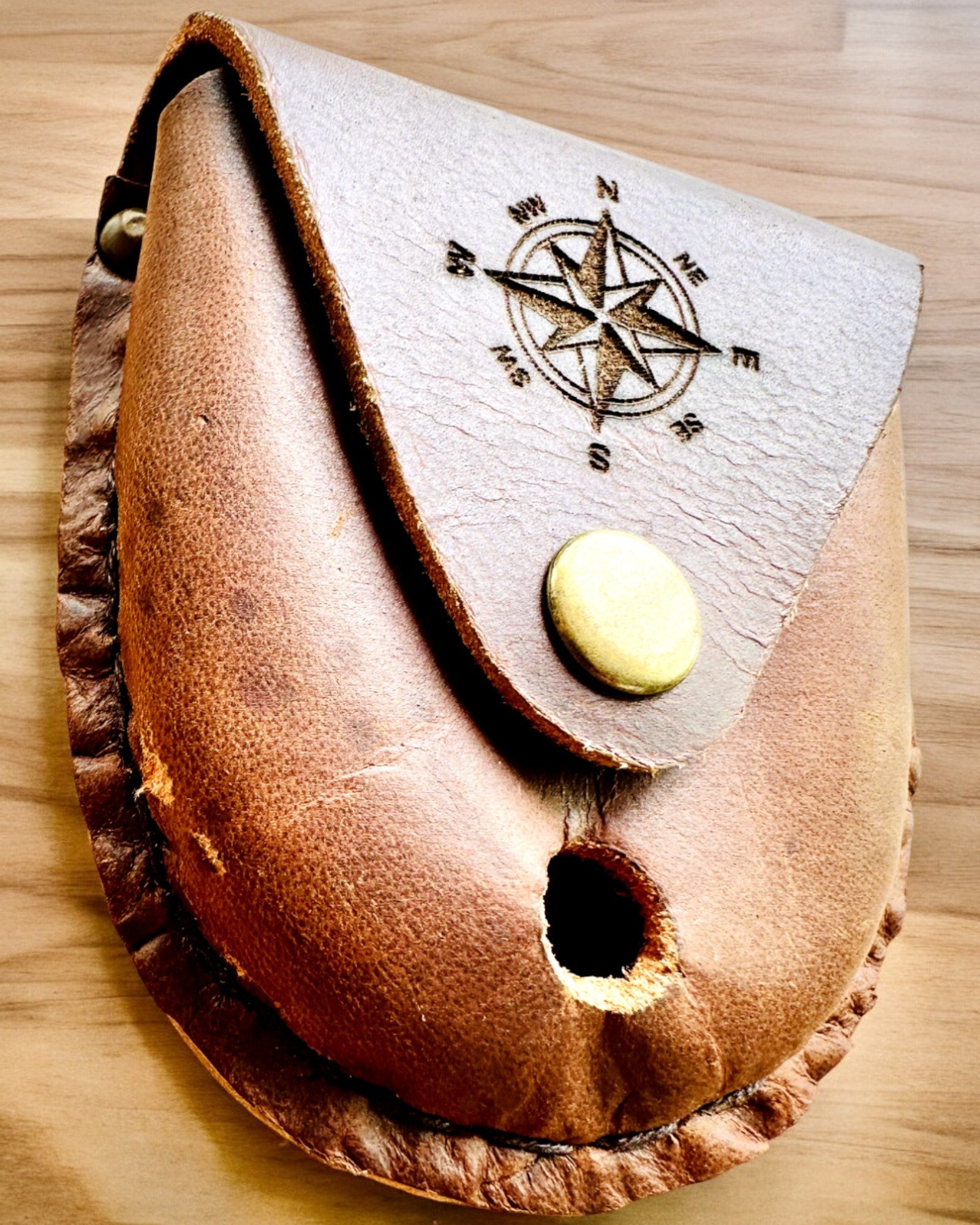 Bőr Tok "Felfedező" - kompakt iránytűhöz vagy zsebórához - személyre szabható gravírozással