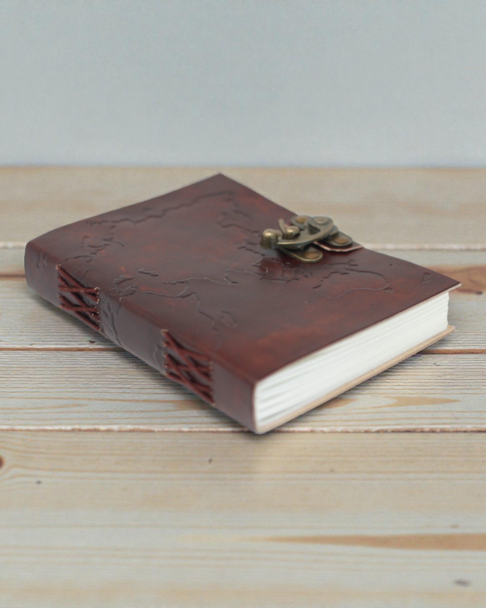 Terra Voyage – Skórzany Notatnik z Tłoczoną Mapą Świata