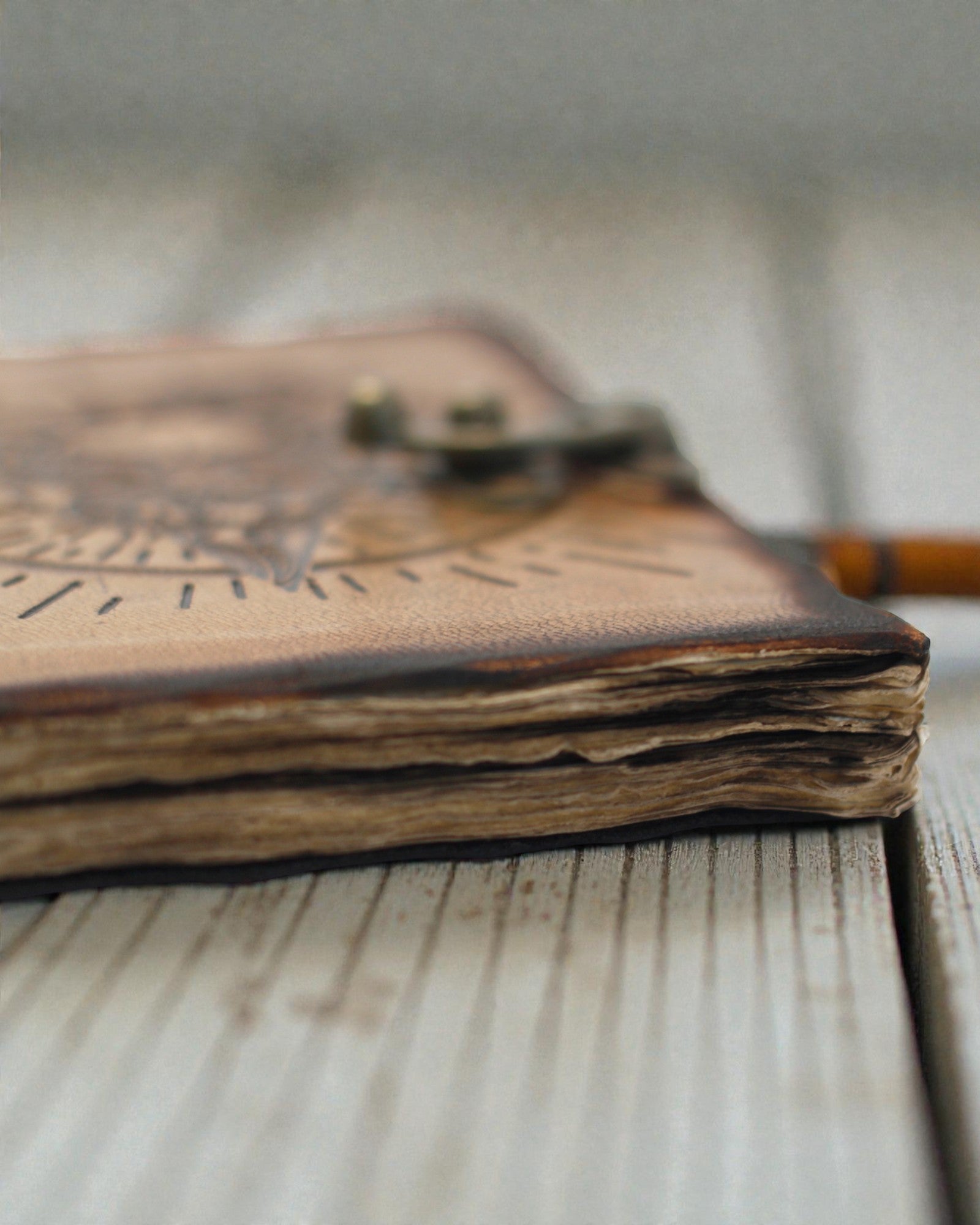 Noctis Sigil – Bőr jegyzetfüzet pentagrammal és koponyával