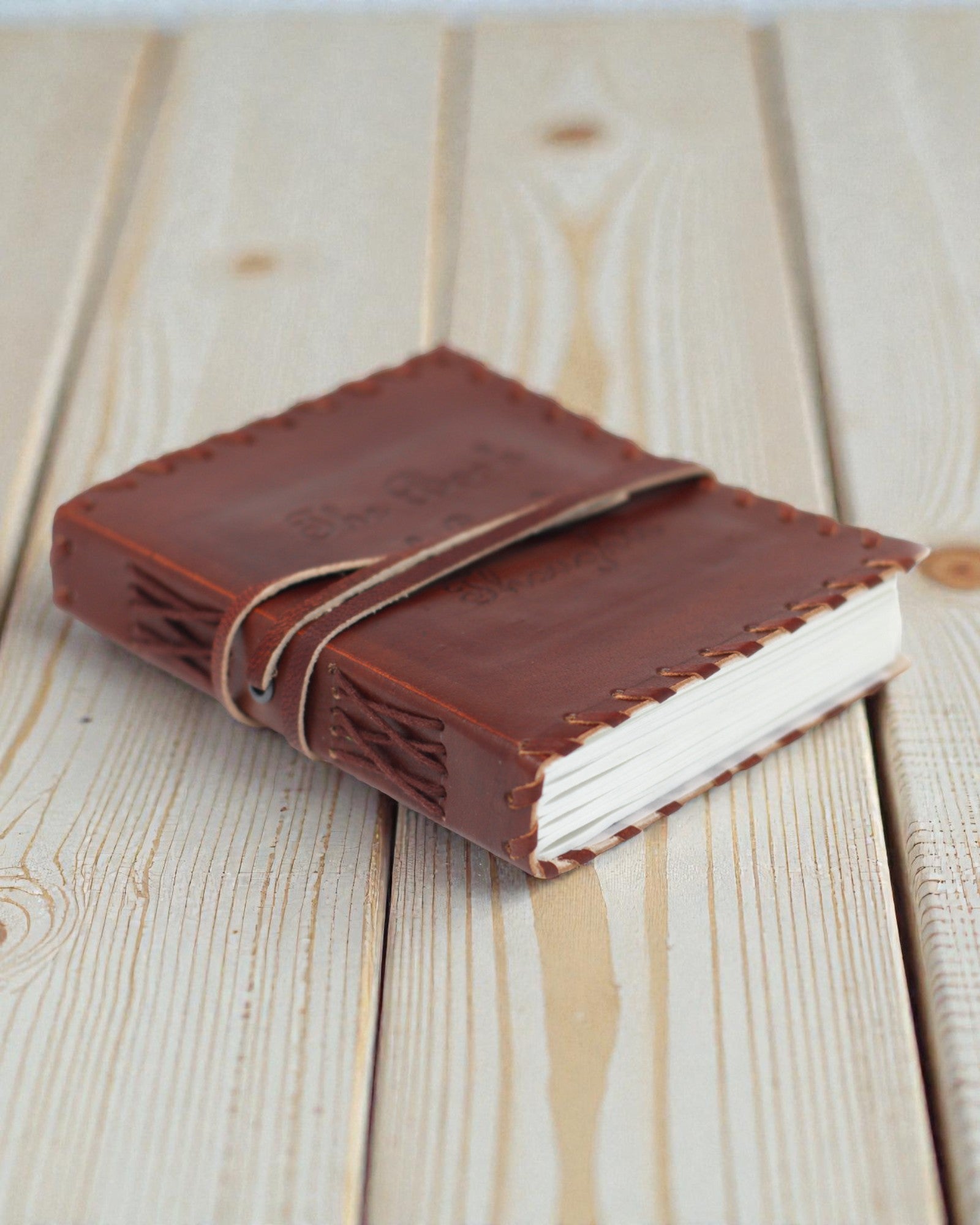 Bőr „Gondolatok jegyzetei” körbetekerhető pántos jegyzetfüzet (38,1x25,4 cm)